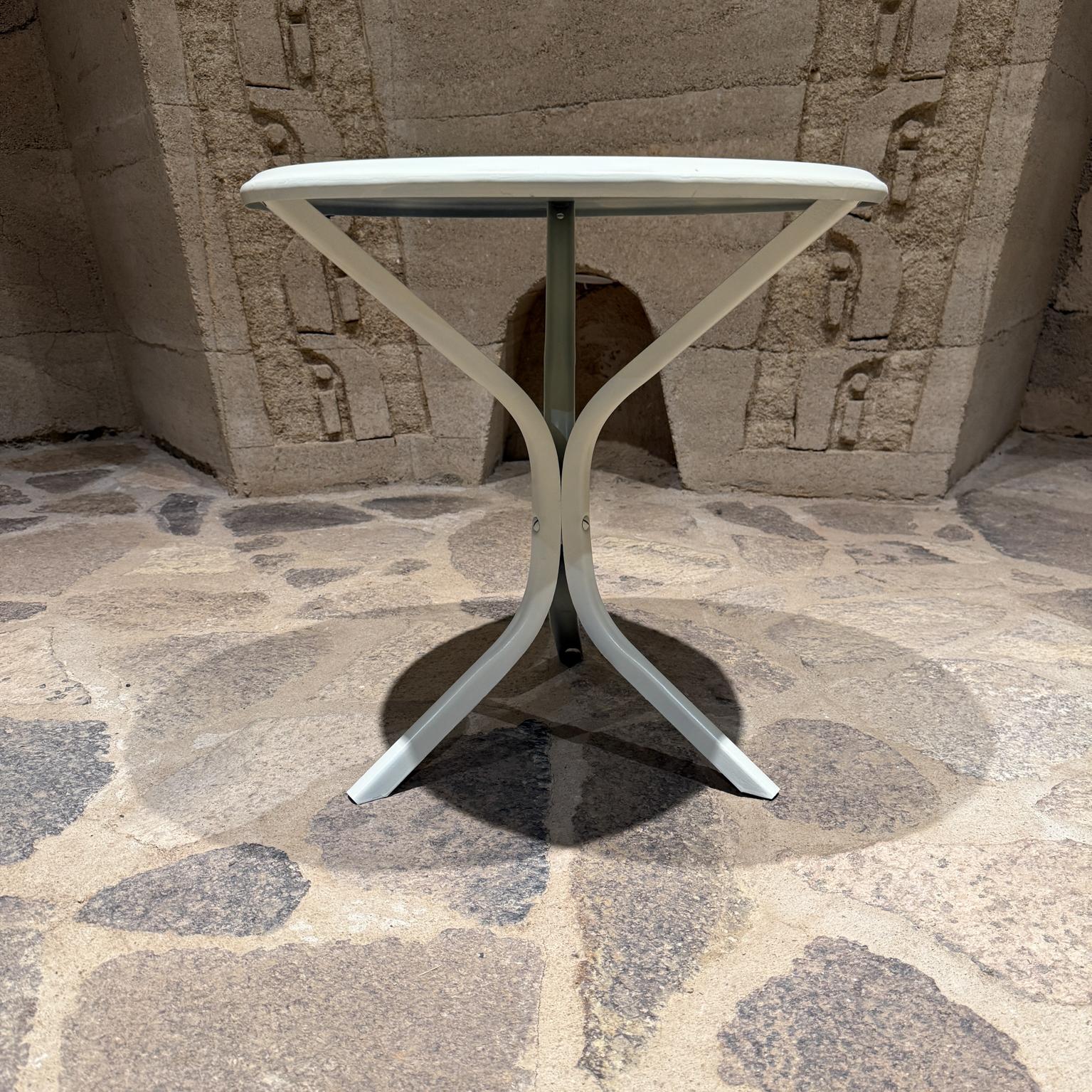 Mid-Century Modern Patio Side Table, Tripod Legs (amerikanisch) im Angebot