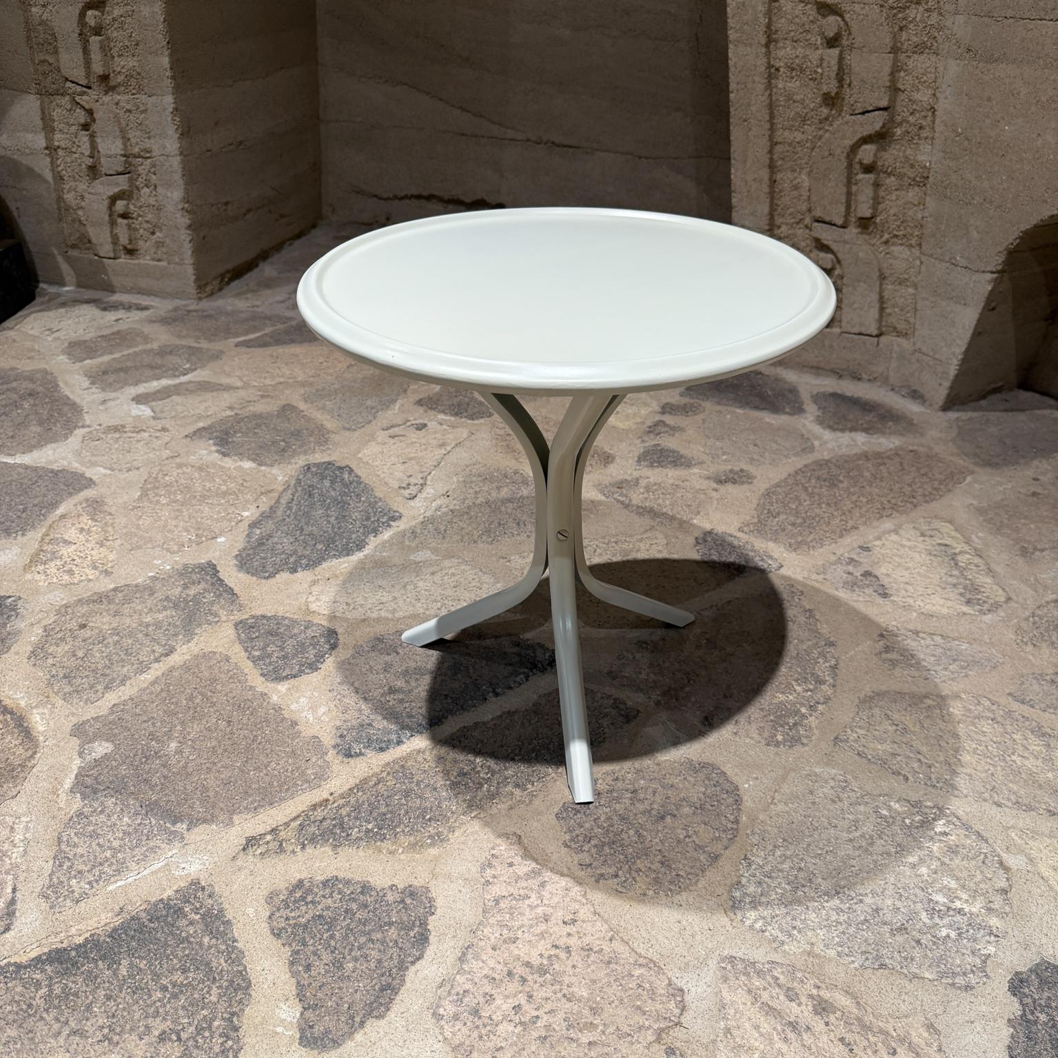 Mid-Century Modern Patio Side Table, Tripod Legs (Kaltmalerei) im Angebot