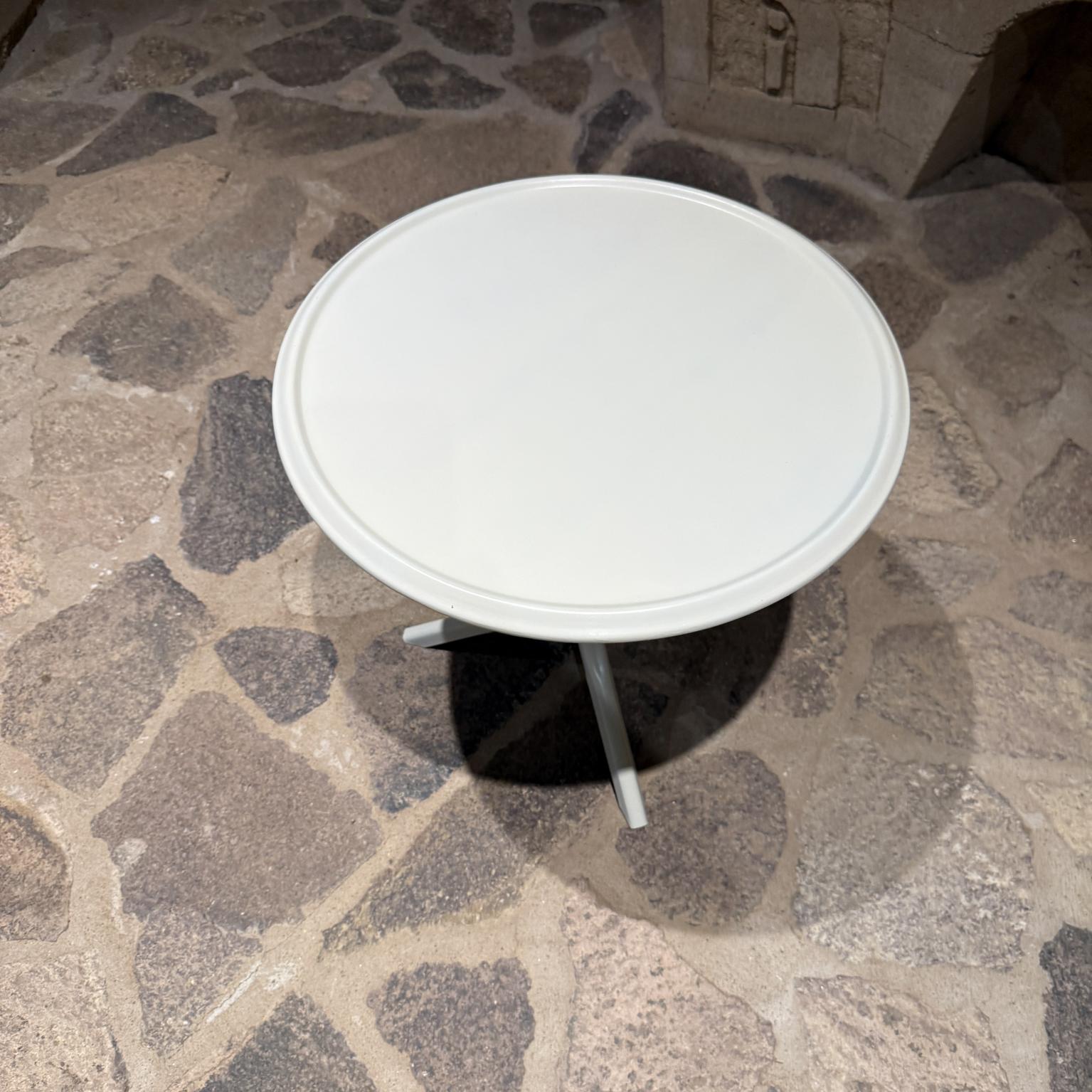 Mid-Century Modern Patio Side Table, Tripod Legs im Zustand „Gut“ im Angebot in Chula Vista, CA