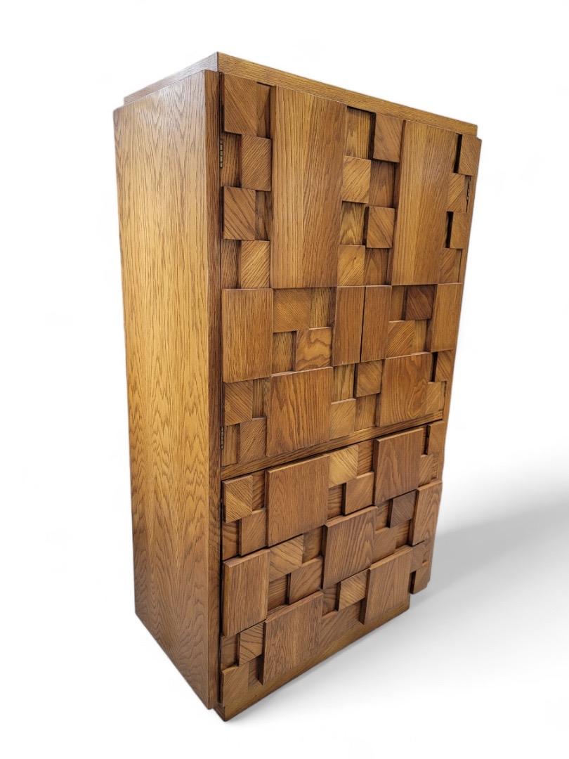 Estilo moderno de mediados de siglo Paul Evans  Juego de Armario Brutalista de Lane Furniture Co. 

Armario mcm diseñado en estilo Brutalista por Paul Evans y fabricado por Lane USA. El armario tiene un frente de bloque elevado y 2 puertas que dan a