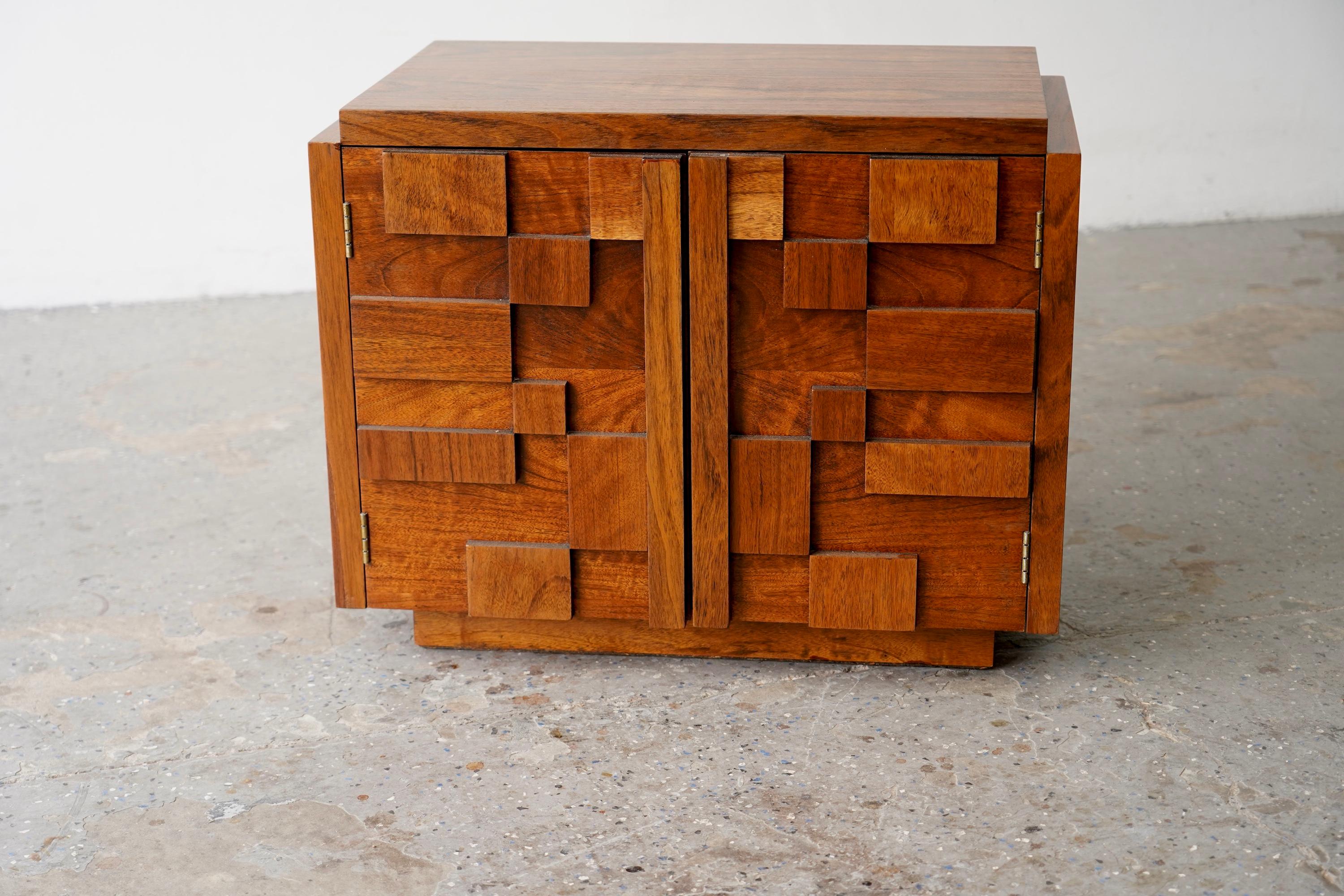  Mesilla de noche / mesa auxiliar de estilo Paul Evans moderno de mediados de siglo Lane Staccato Brutalista

28ʺAN × 17ʺD × 22ʺH

Reacondicionado profesionalmente.
