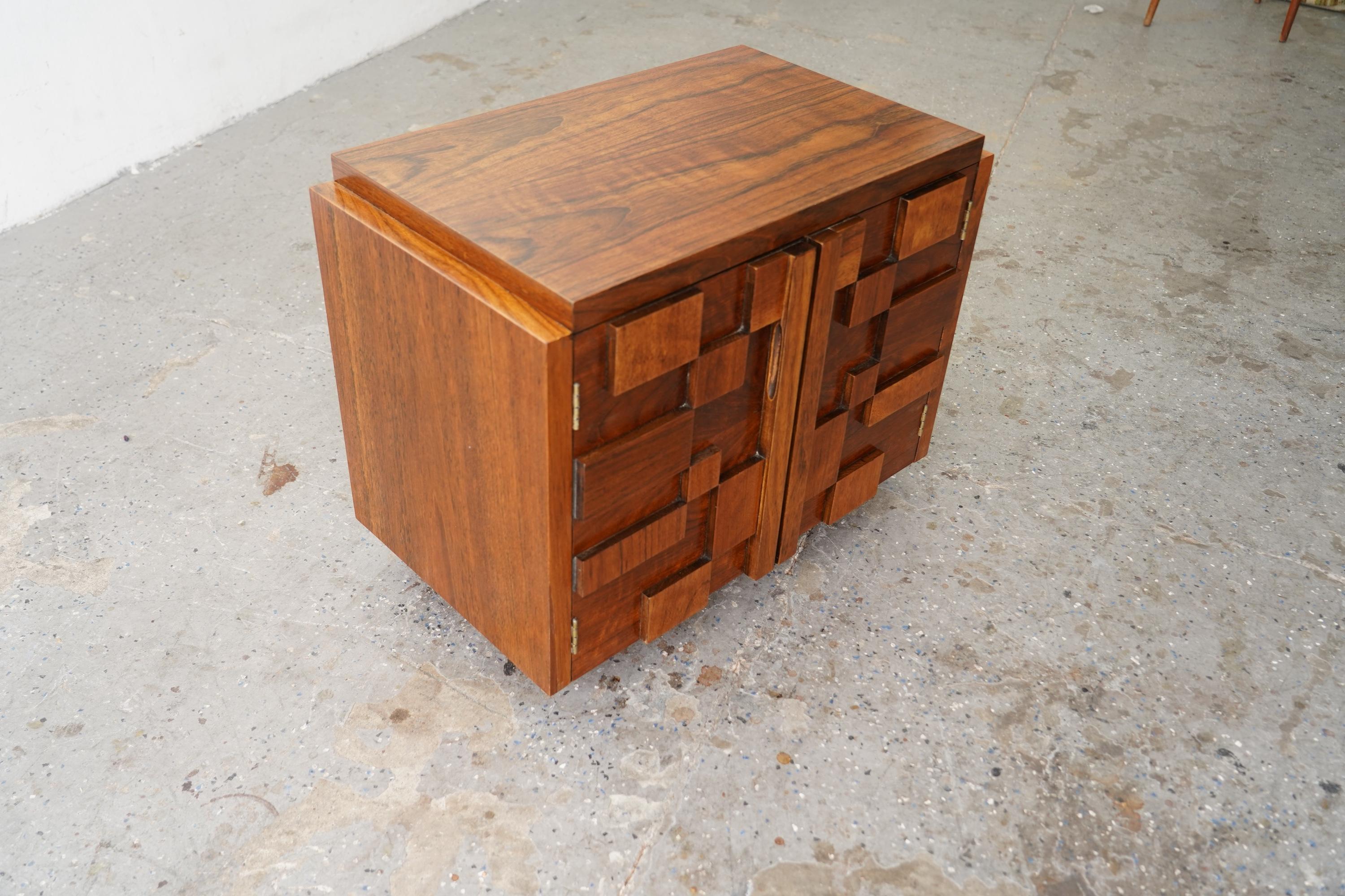 Mesilla de noche Mid Century Modern Paul Evans Style Lane Staccato Brutalist EndTable Brutalista en venta
