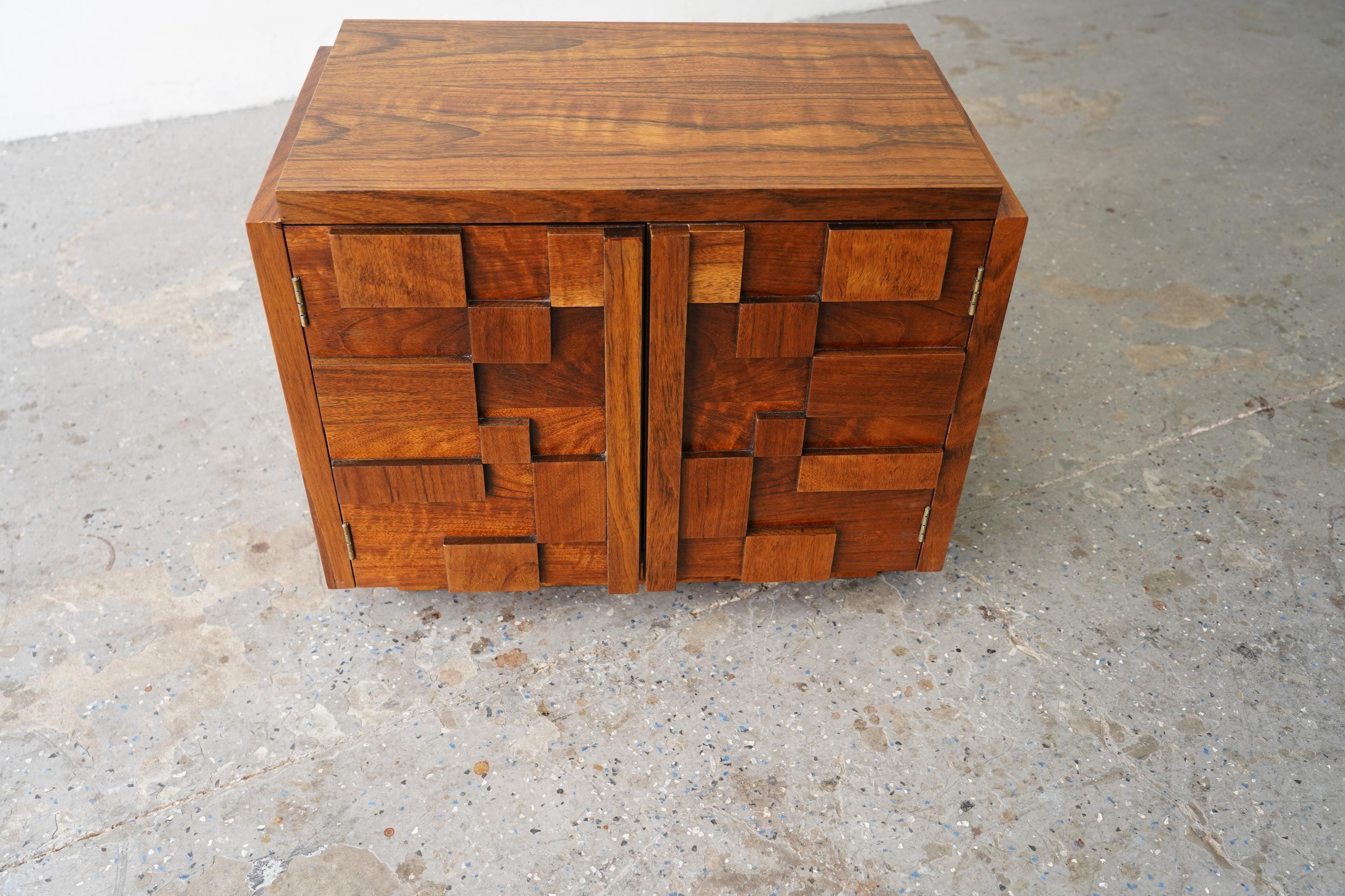 Mesilla de noche Mid Century Modern Paul Evans Style Lane Staccato Brutalist EndTable en Bueno estado para la venta en Las Vegas, NV