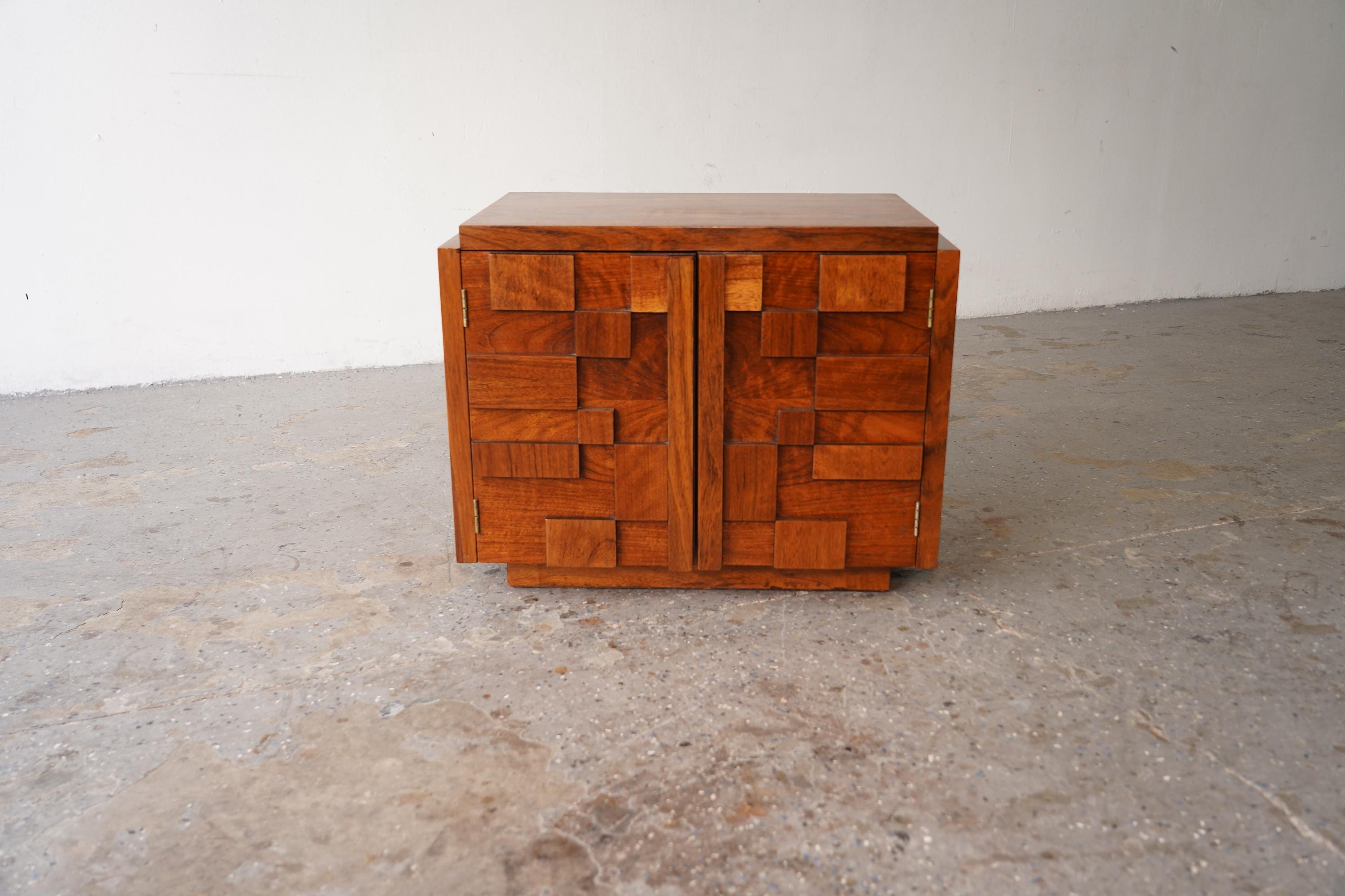 Mesilla de noche Mid Century Modern Paul Evans Style Lane Staccato Brutalist EndTable finales del siglo XX en venta