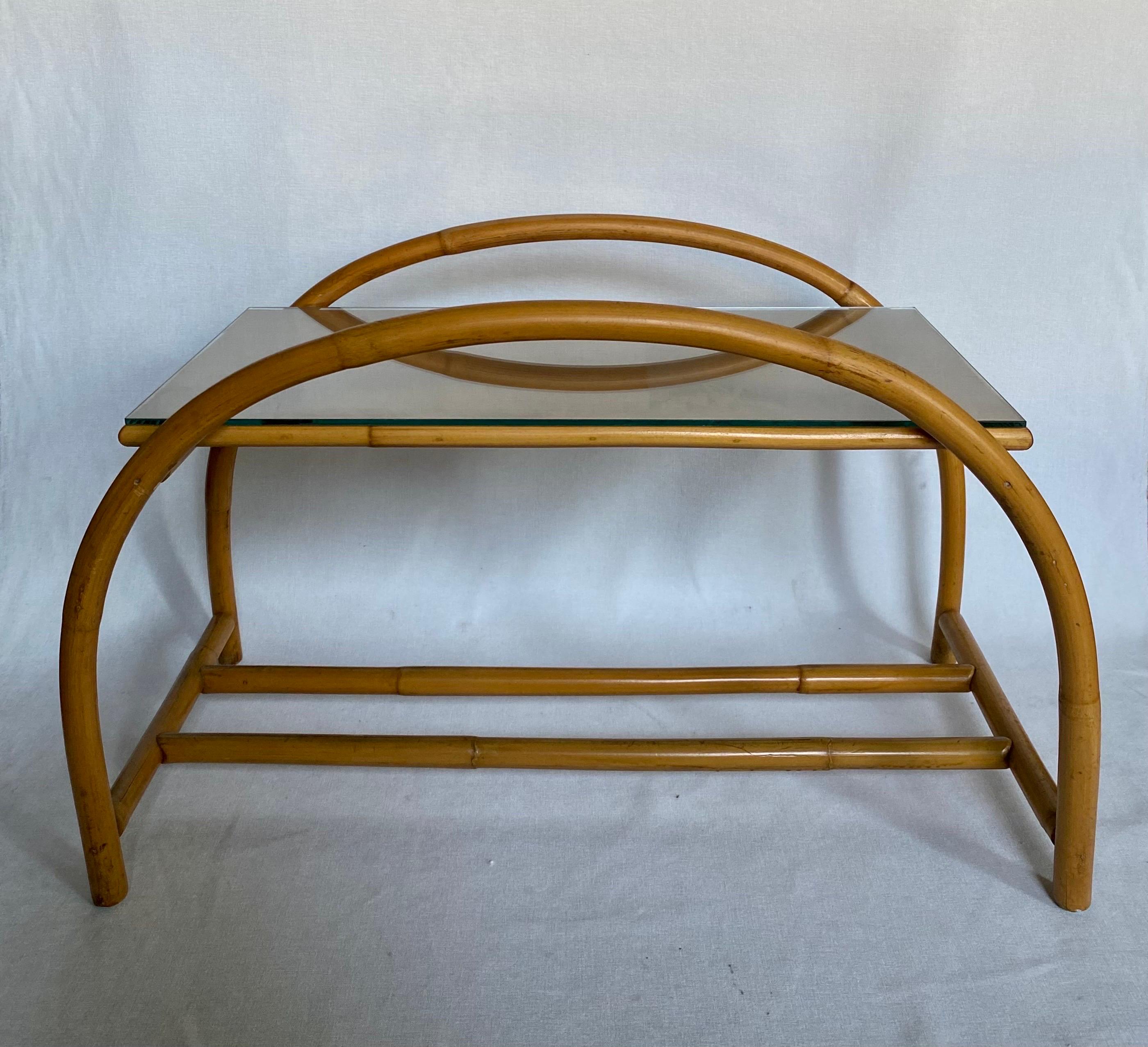 Mid-Century Modern Paul Frankl Style Arched Rattan Side End Table In Good Condition For Sale In Lambertville, NJ