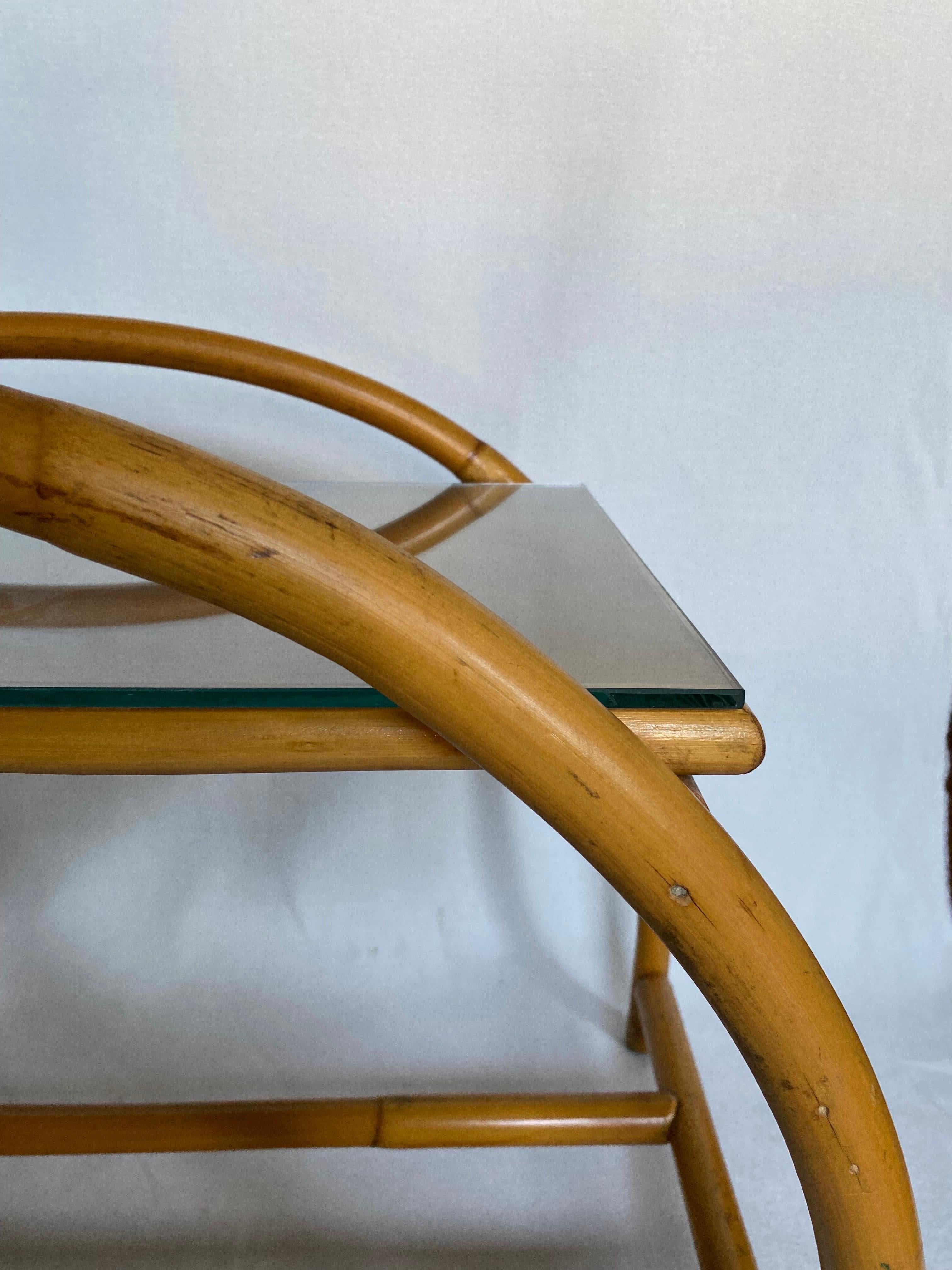 Table d'extrémité d'appoint en rotin arqué de style Paul Frankl, mi-siècle moderne en vente 1