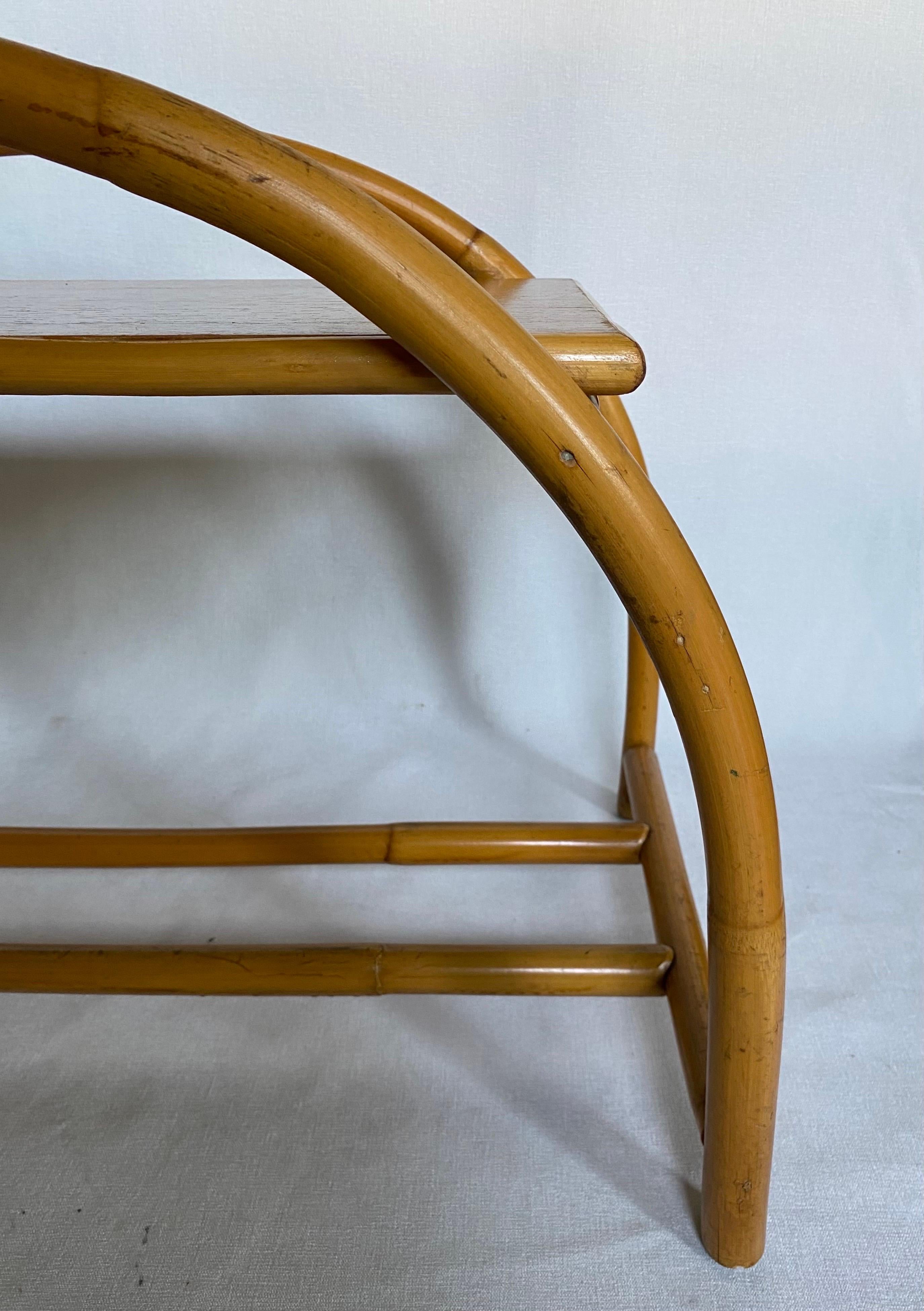 Table d'extrémité d'appoint en rotin arqué de style Paul Frankl, mi-siècle moderne en vente 2