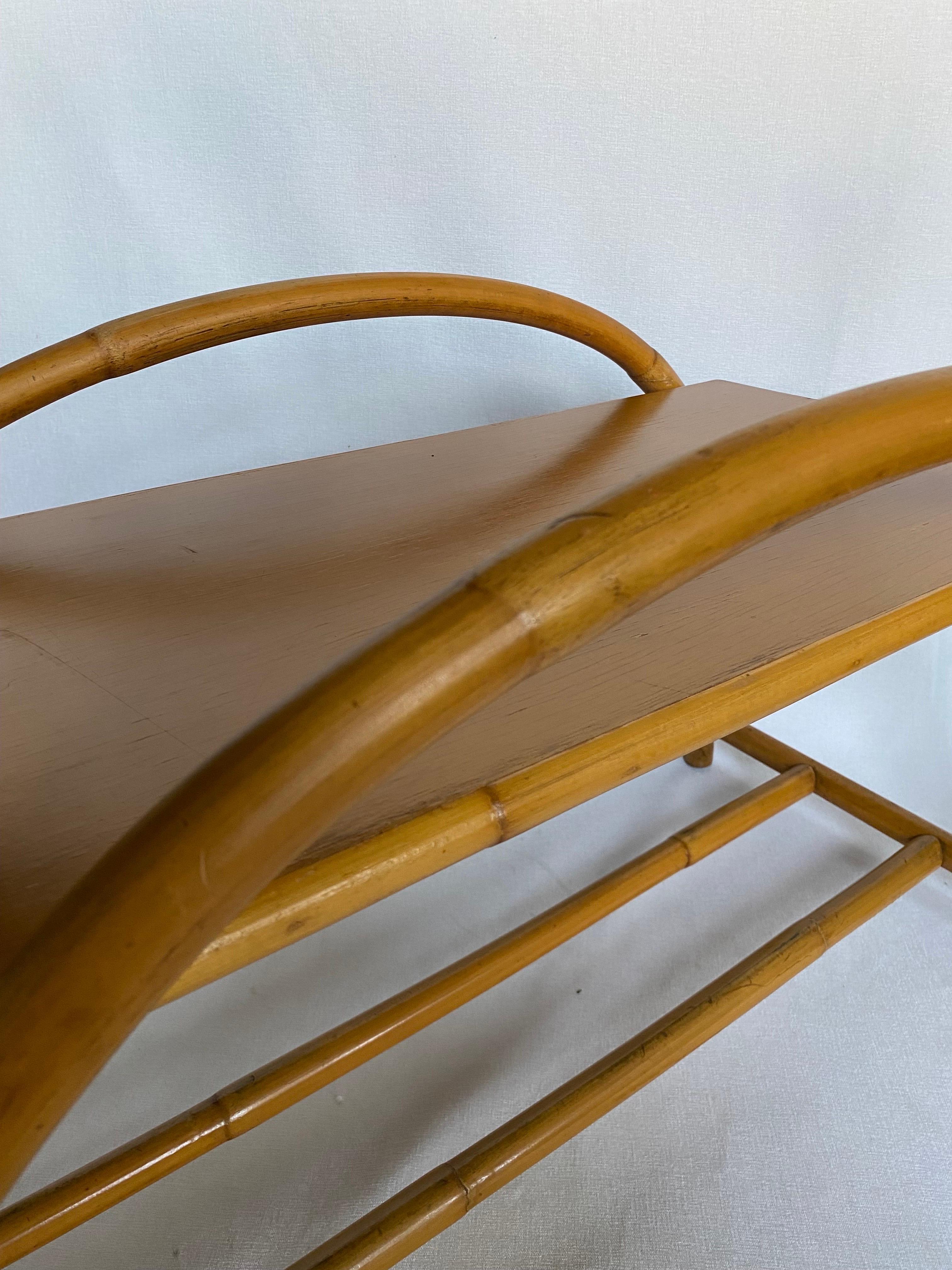 Table d'extrémité d'appoint en rotin arqué de style Paul Frankl, mi-siècle moderne en vente 3