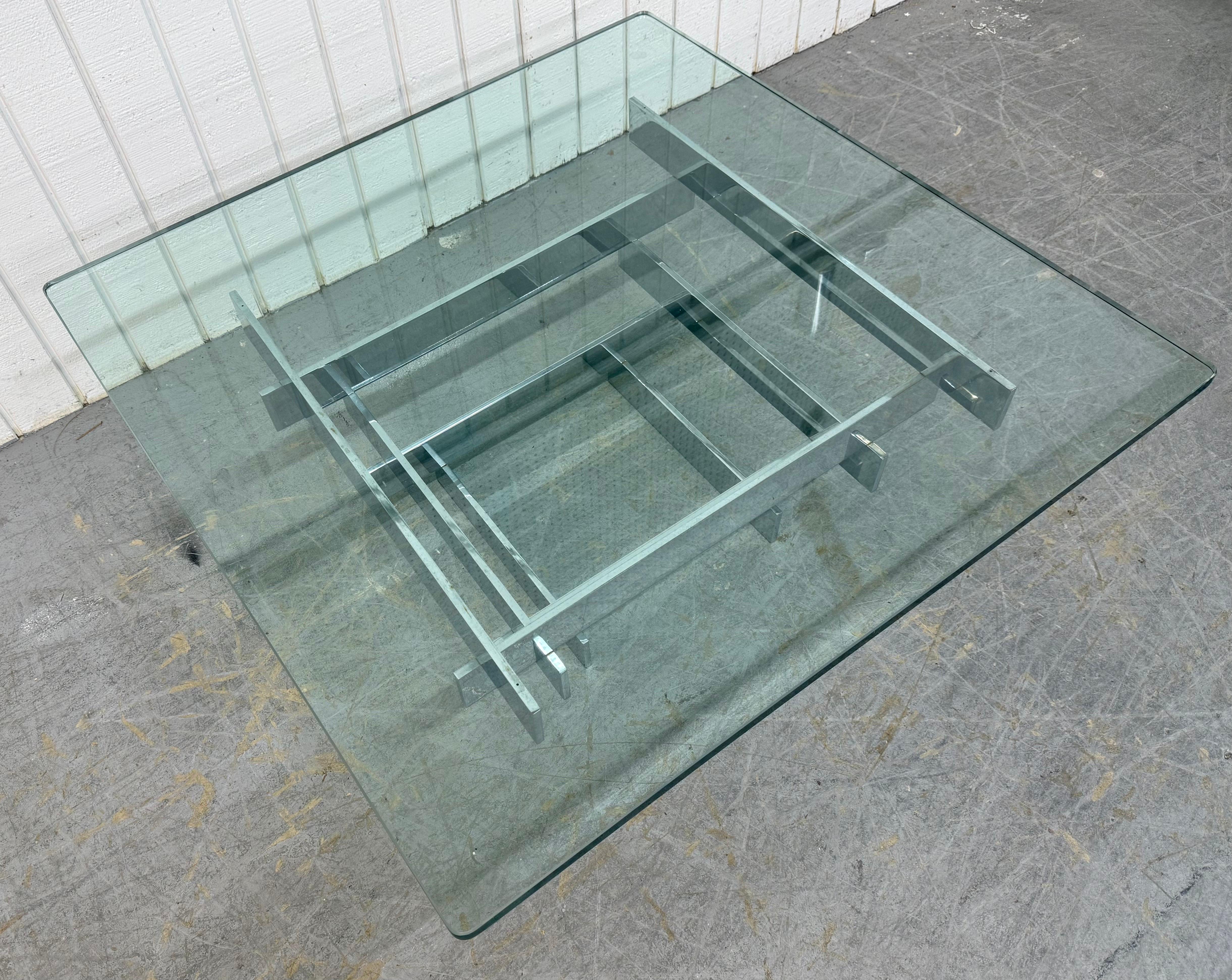 Cette annonce concerne une table basse empilée en chrome et verre de style moderne du milieu du siècle de Paul Mayen. Avec un plateau en verre carré épais et une lourde base chromée à barre plate. Il s'agit d'une combinaison exceptionnelle de