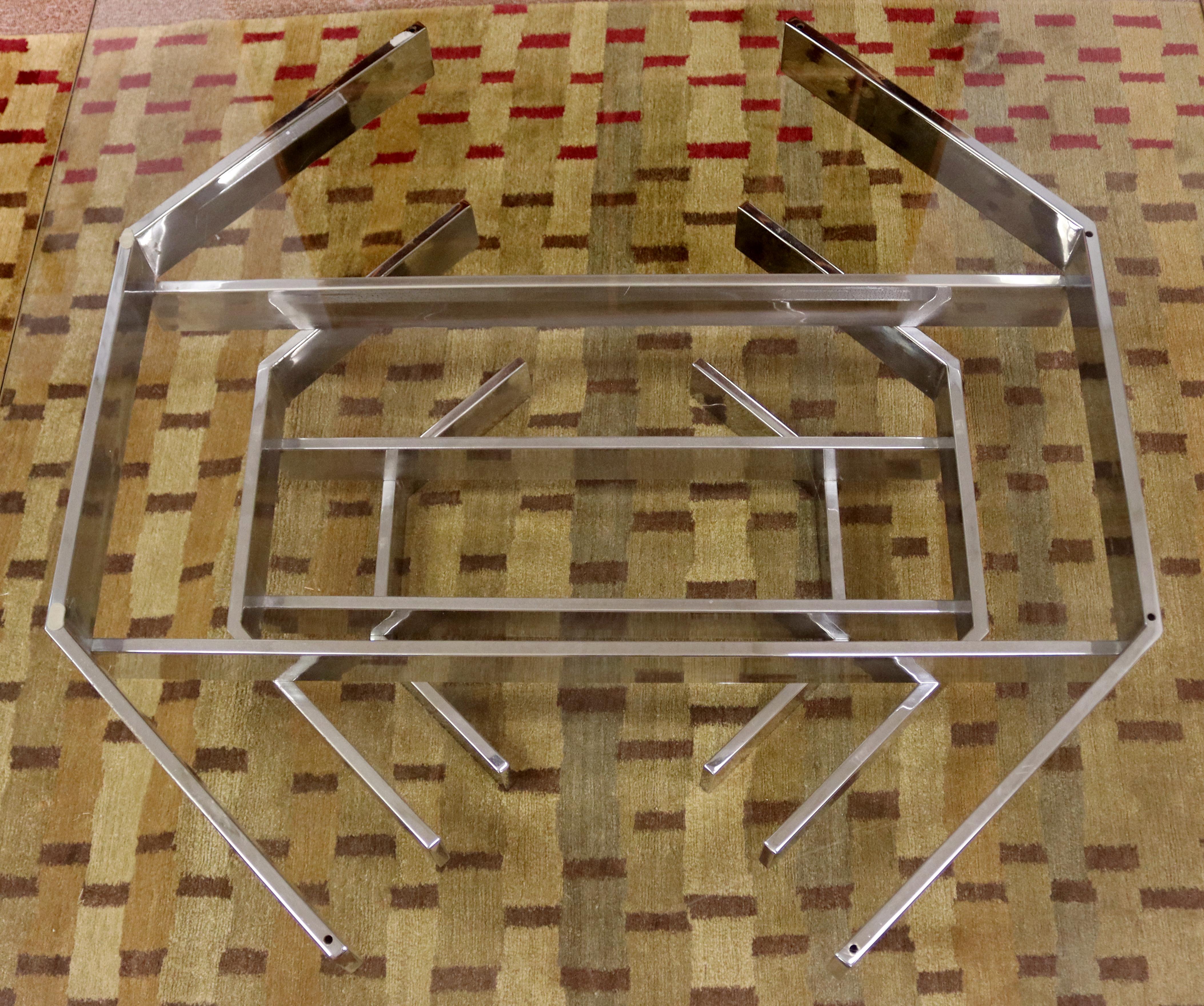 Wir bieten Ihnen einen wunderschönen Couchtisch mit einer Glasplatte auf einem geometrisch geformten Chromsockel von Paul Mayen aus den 1960er Jahren. In ausgezeichnetem Vintage-Zustand, mit ein paar Kratzern auf der Oberfläche des Glases. Die