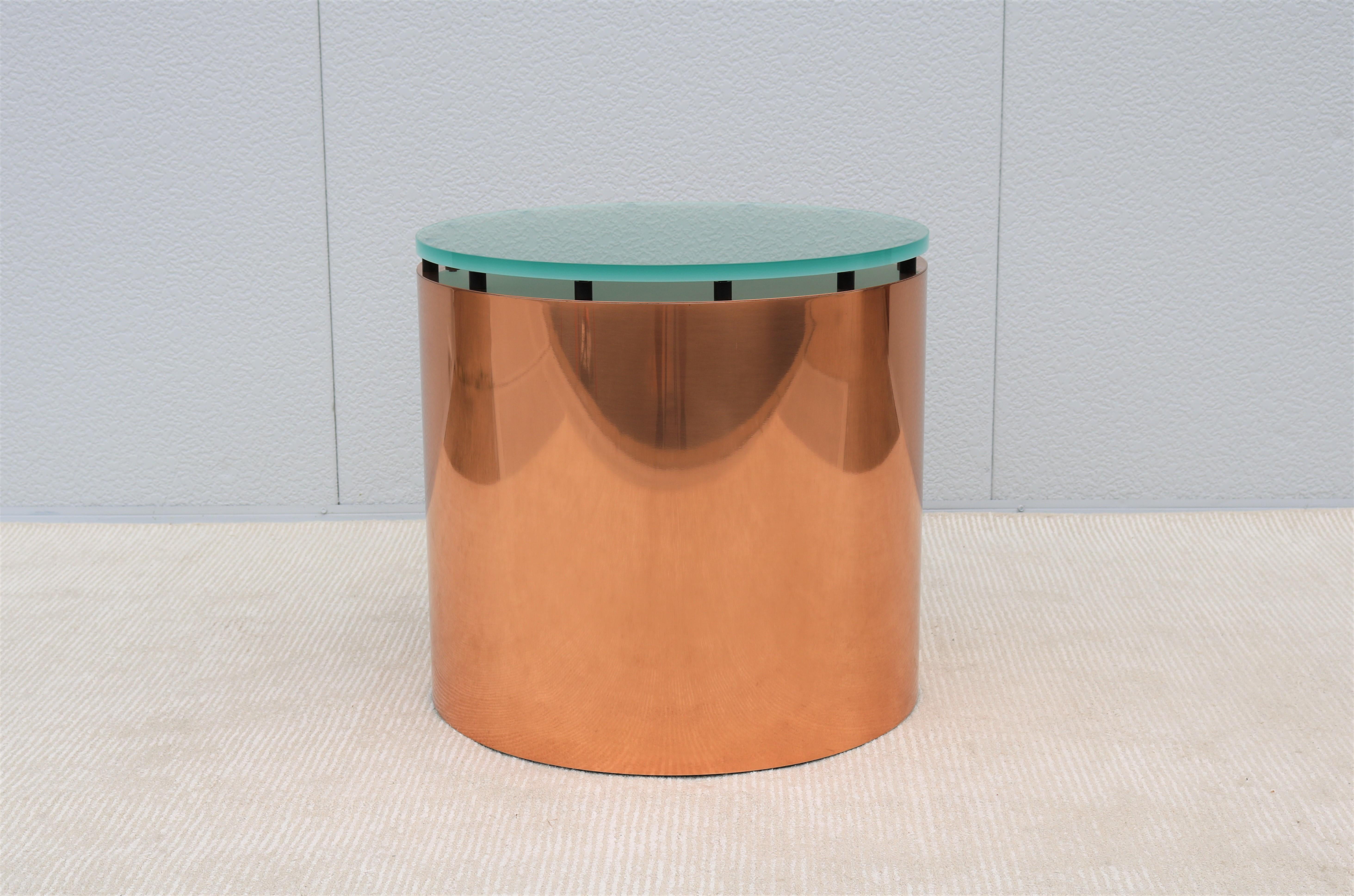 Canadien Table d'appoint à plateau en verre dépoli et tambour en cuivre The Moderns MODERNITY en vente