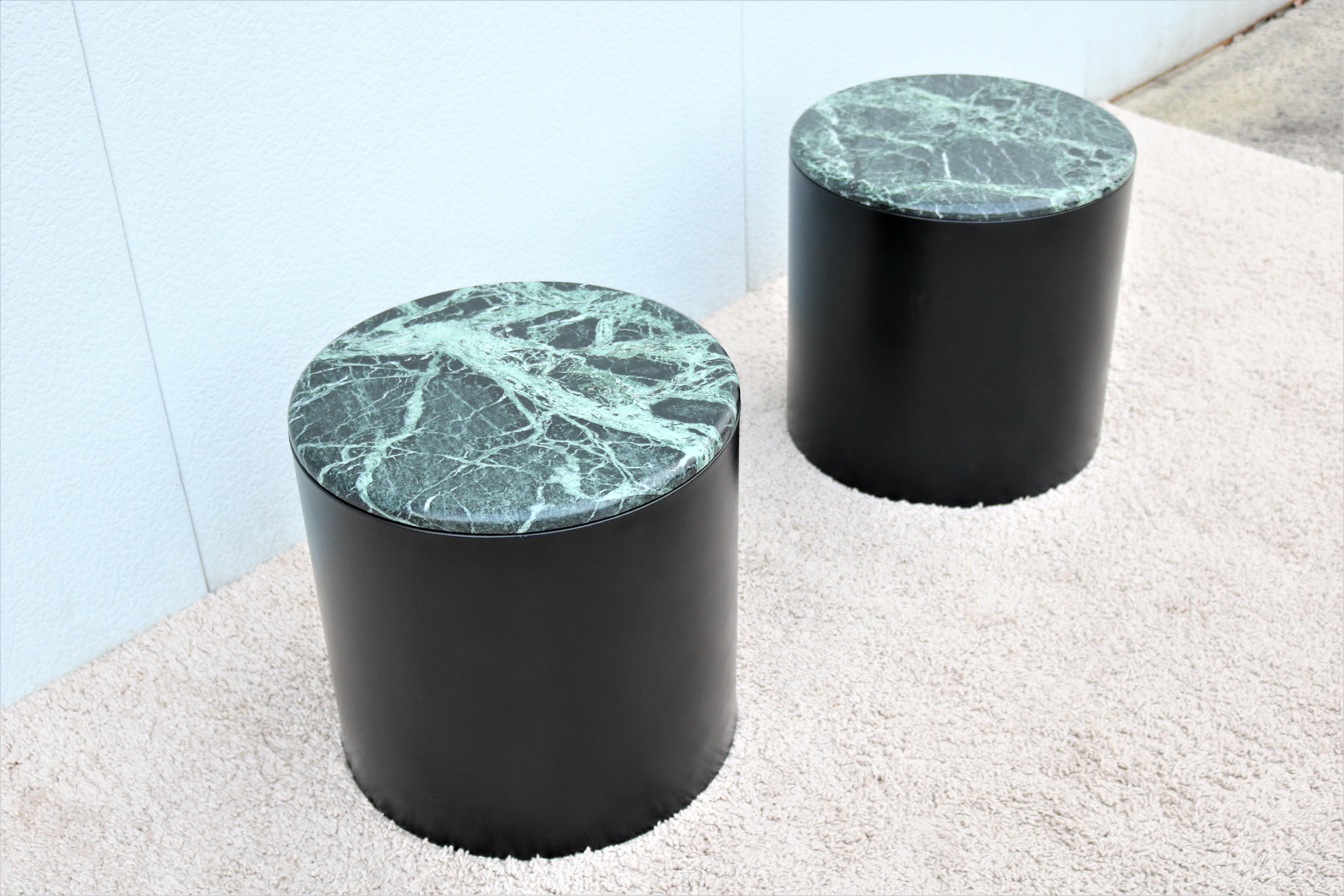 Mid-Century Modern Paul Mayen Style Green Marble Top Drum Side Tables, ein Paar (Abgeschrägt) im Angebot
