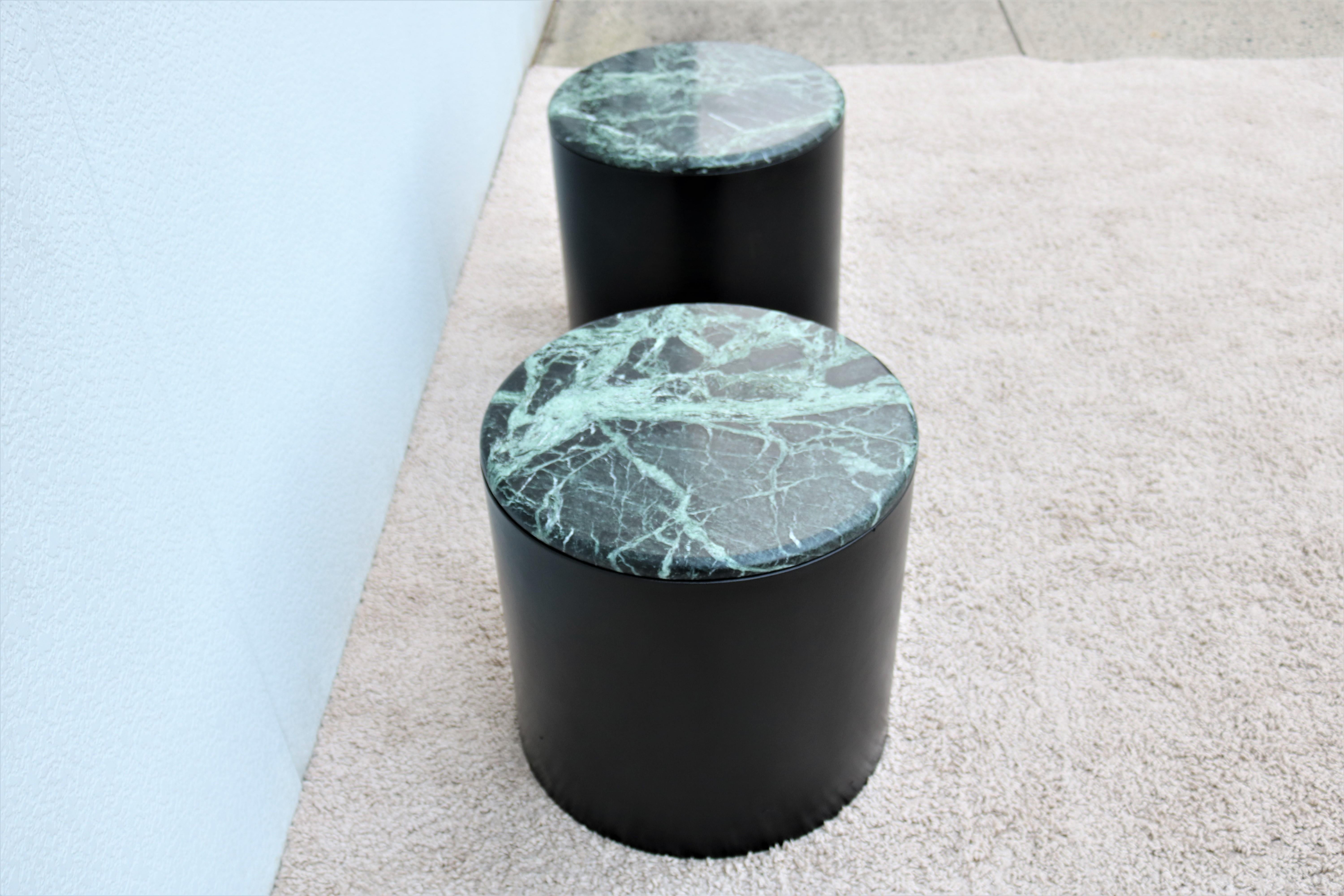 Mid-Century Modern Paul Mayen Style Green Marble Top Drum Side Tables, ein Paar im Zustand „Gut“ im Angebot in Secaucus, NJ