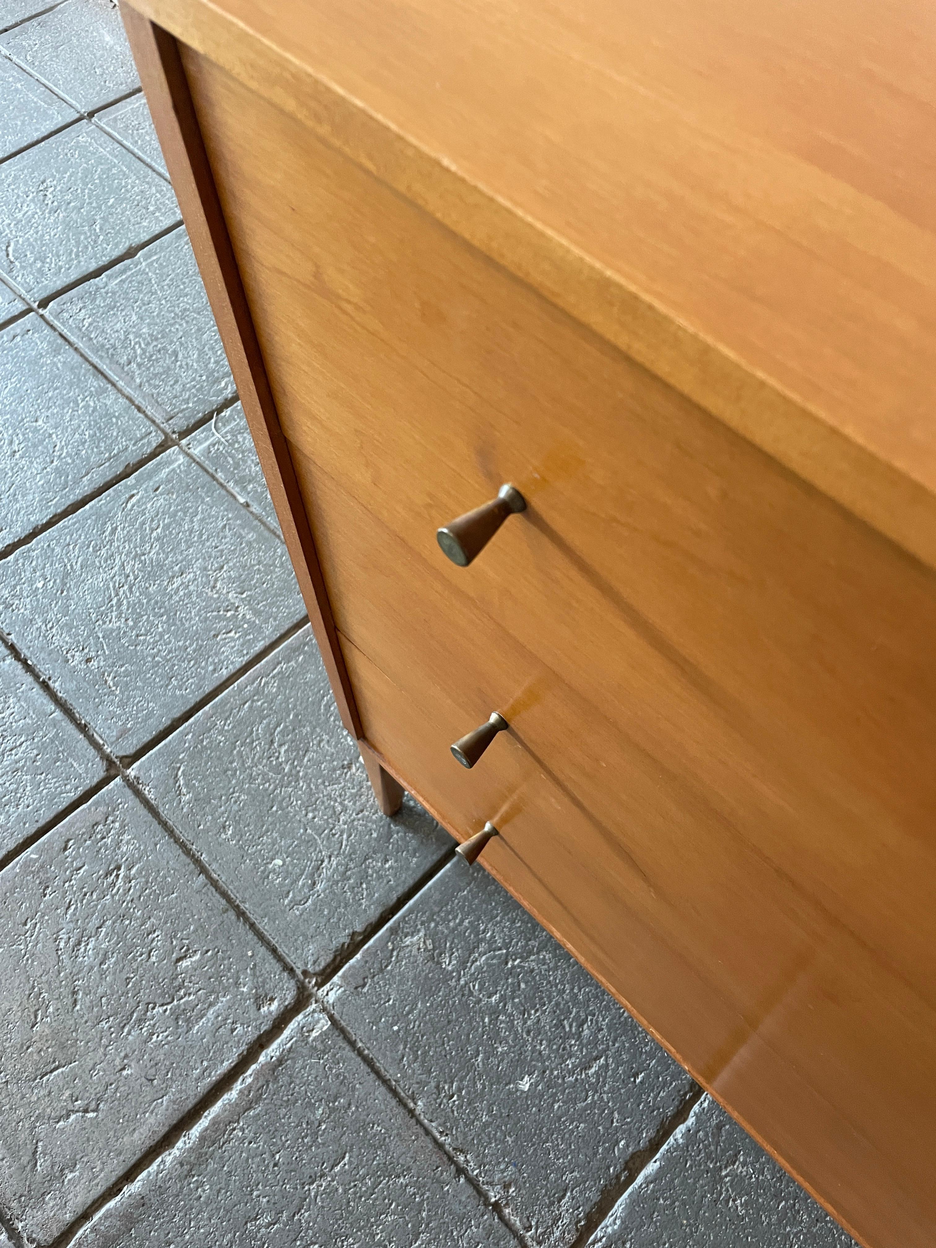 Mid-Century moderno Comò a 3 cassetti Paul McCobb #1508 con finitura bionda e tiranti in ottone in vendita