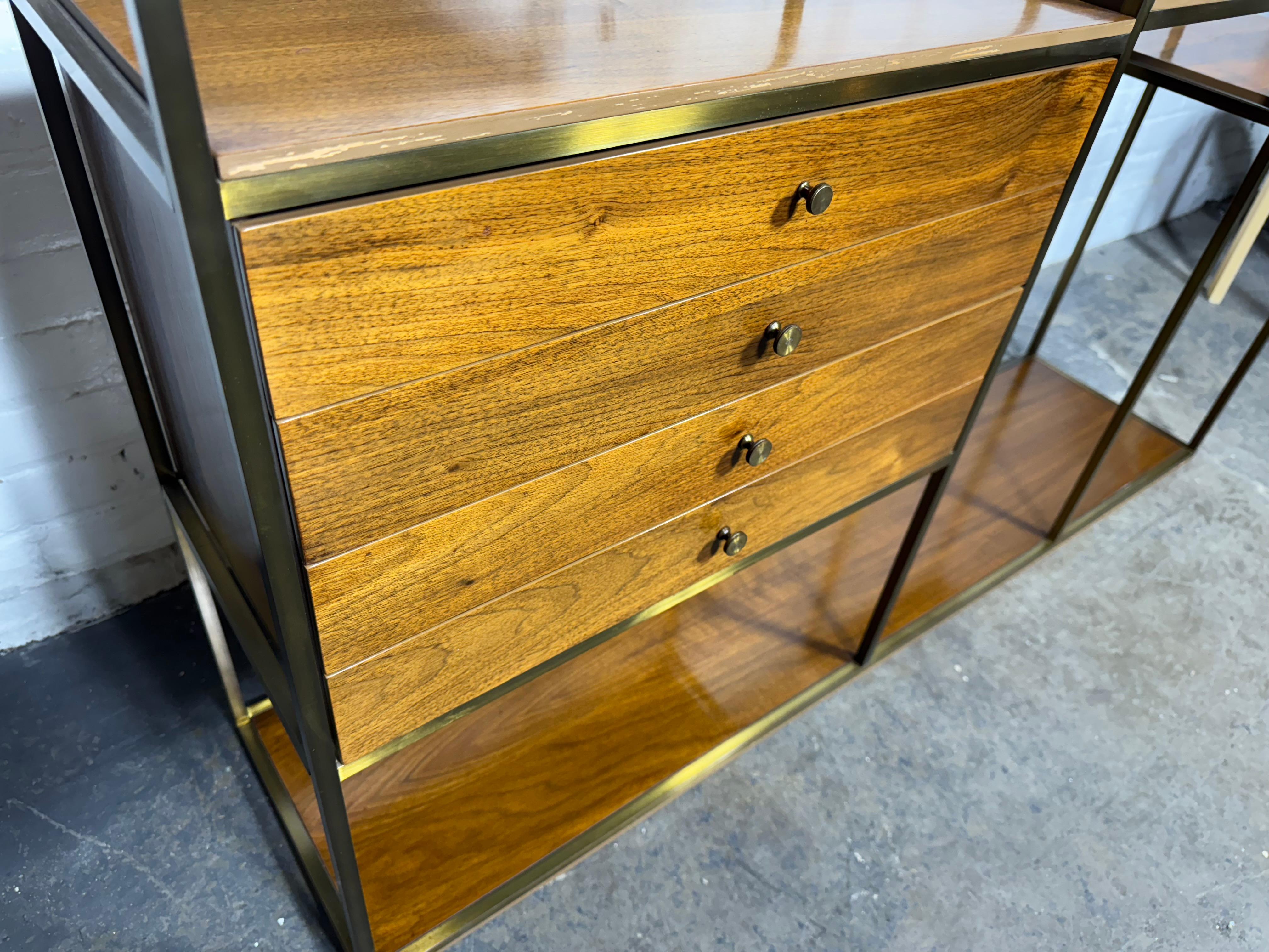 Metà secolo mODERNISTA  credenza, scaffale, divisorio, disegnato da Paul McCobb  circa anni '50.
Questo esemplare presenta ripiani in legno di noce sbiancato, 4 cassetti etc. sostenuti da una struttura in ottone squadrato. 
Questo esemplare è in