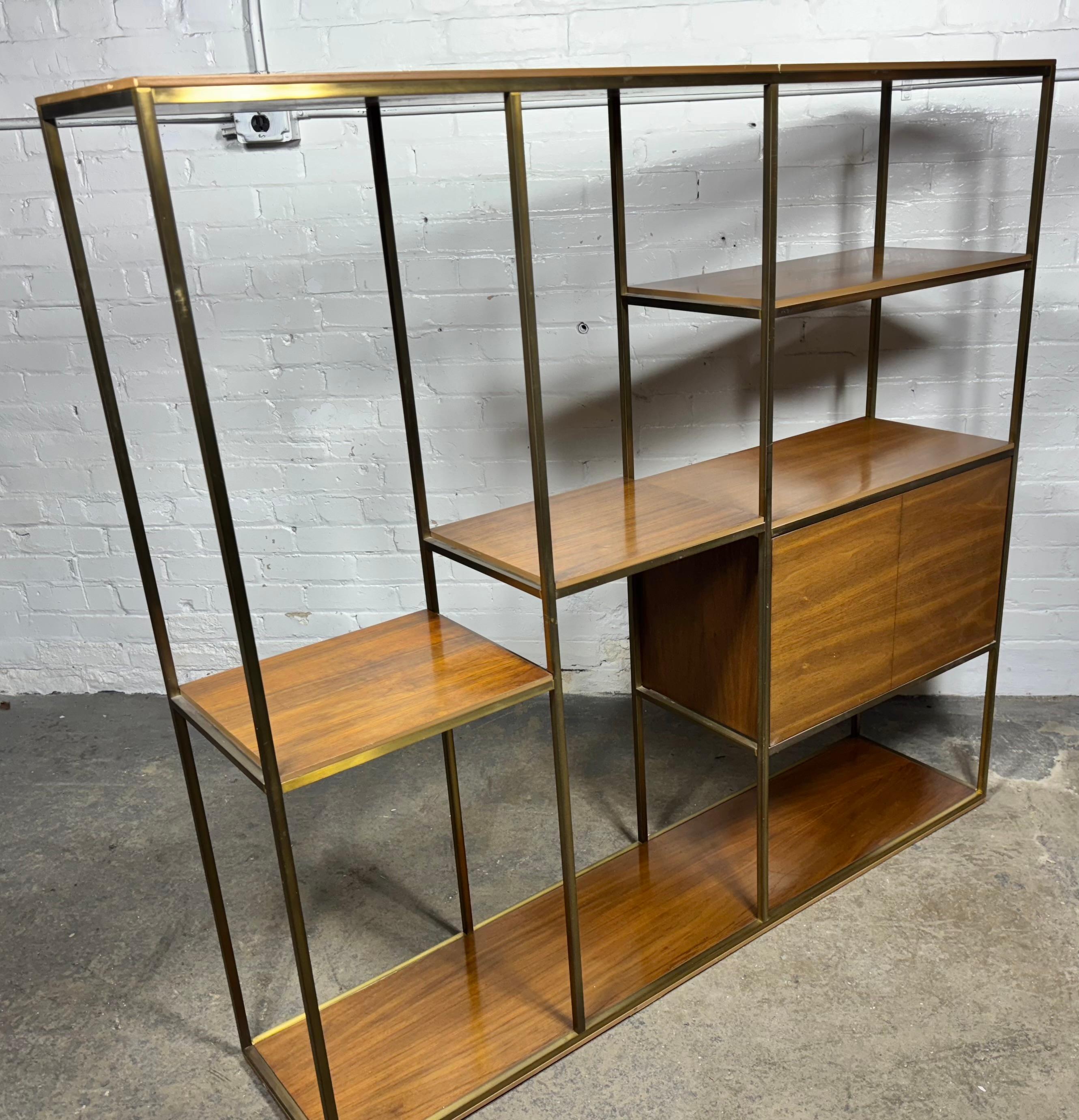 Sbiancato Libreria / Divisorio in ottone di Paul McCobb, 4 cassetti, metà del secolo scorso in vendita