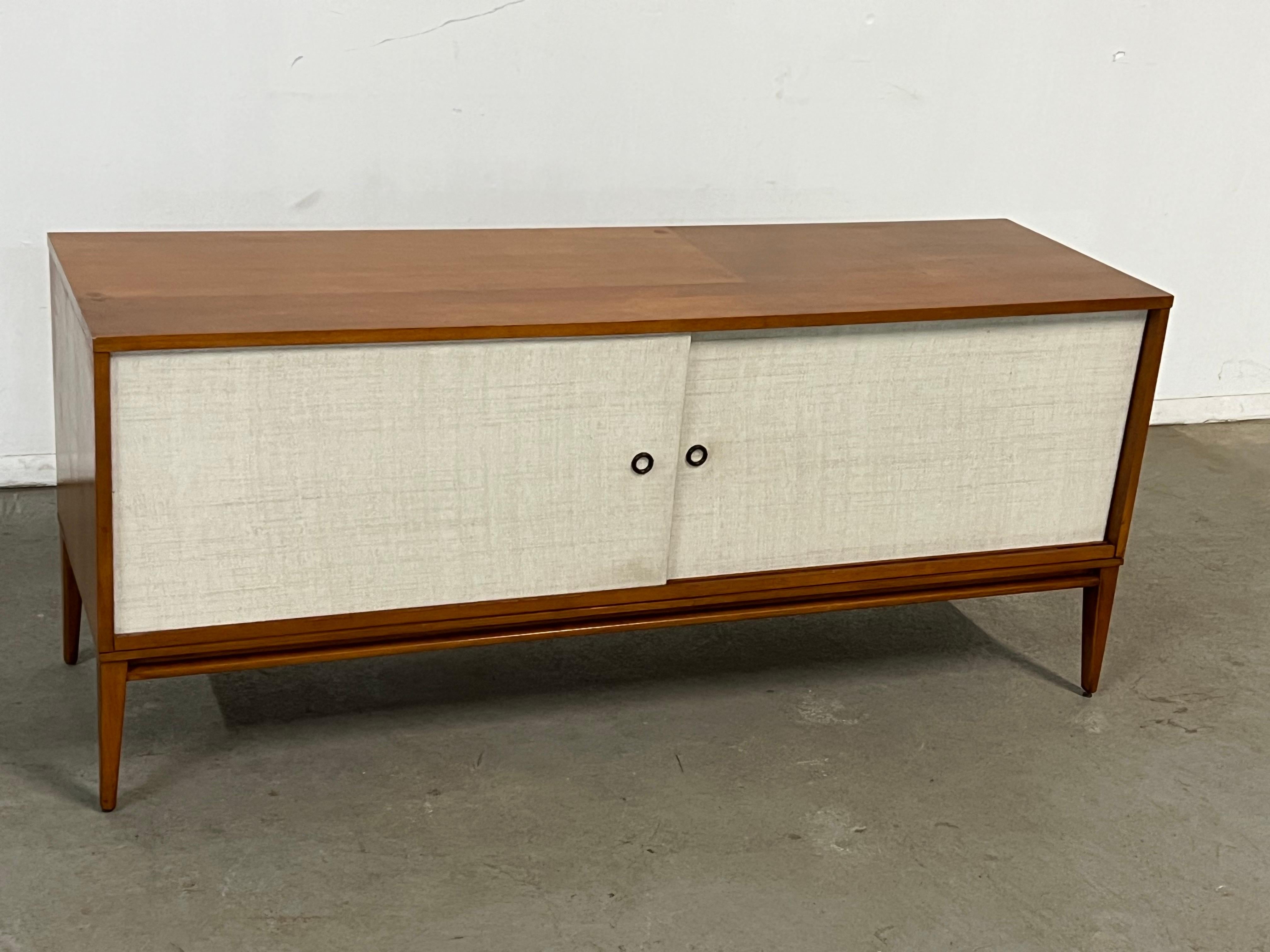 Mid-Century Modern Paul McCobb Credenza/Media Console

Offered is a vintage credenza designed by Paul McCobb for Planner Group. Features sliding doors and adjustable shelving inside. Perfect for any space or design project. the height makes the