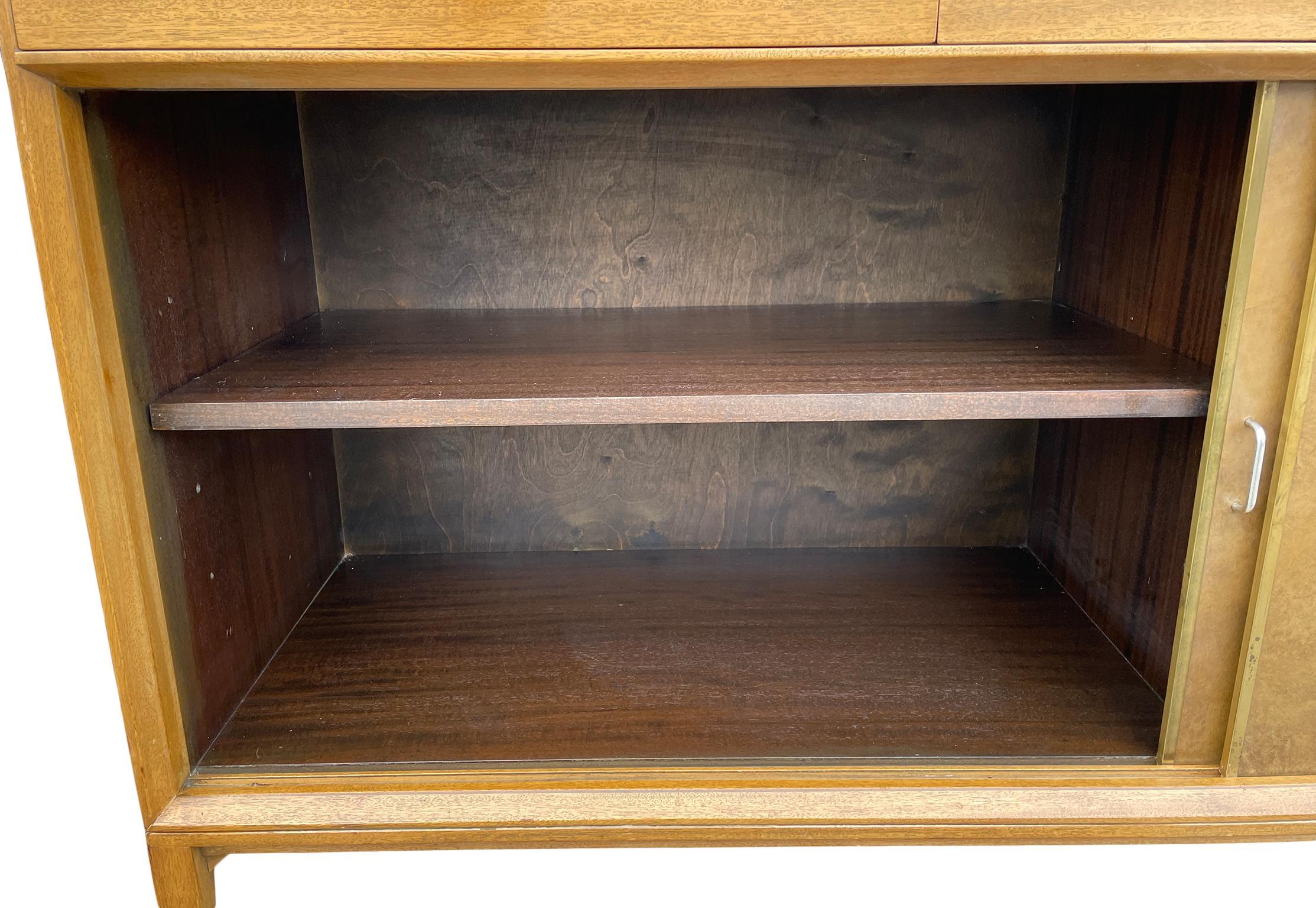 Mid-Century Modern Paul McCobb Leder-Anrichte mit Schiebetüren aus der Mitte des Jahrhunderts für Calvin Group im Angebot 2