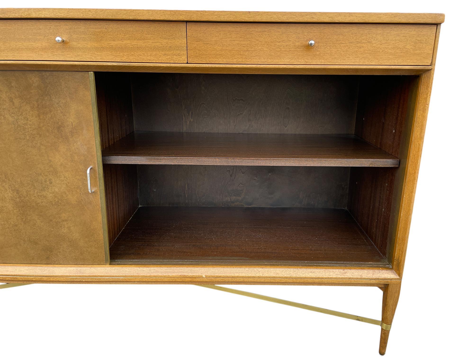 Mid-Century Modern Paul McCobb Leder-Anrichte mit Schiebetüren aus der Mitte des Jahrhunderts für Calvin Group im Angebot 3