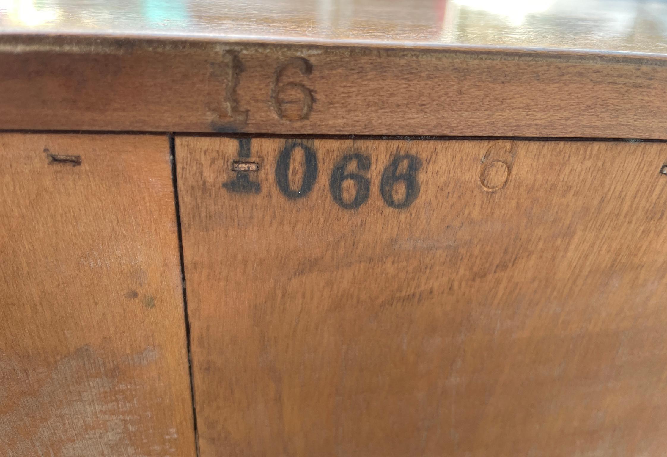 Mid-Century Modern Paul McCobb Leder-Anrichte mit Schiebetüren aus der Mitte des Jahrhunderts für Calvin Group im Angebot 5