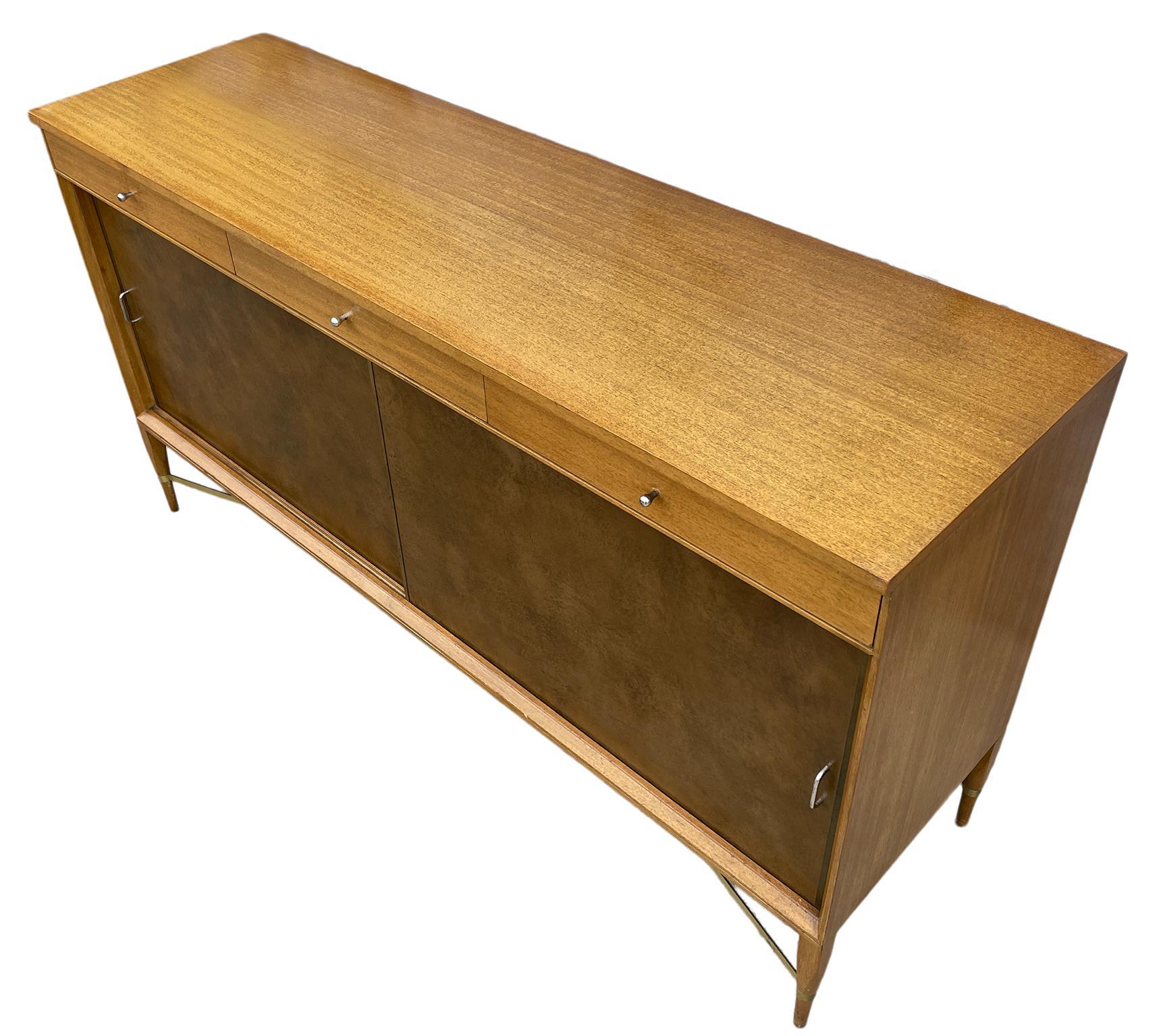 Mid-Century Modern Paul McCobb Leder-Anrichte mit Schiebetüren aus der Mitte des Jahrhunderts für Calvin Group (Moderne der Mitte des Jahrhunderts) im Angebot