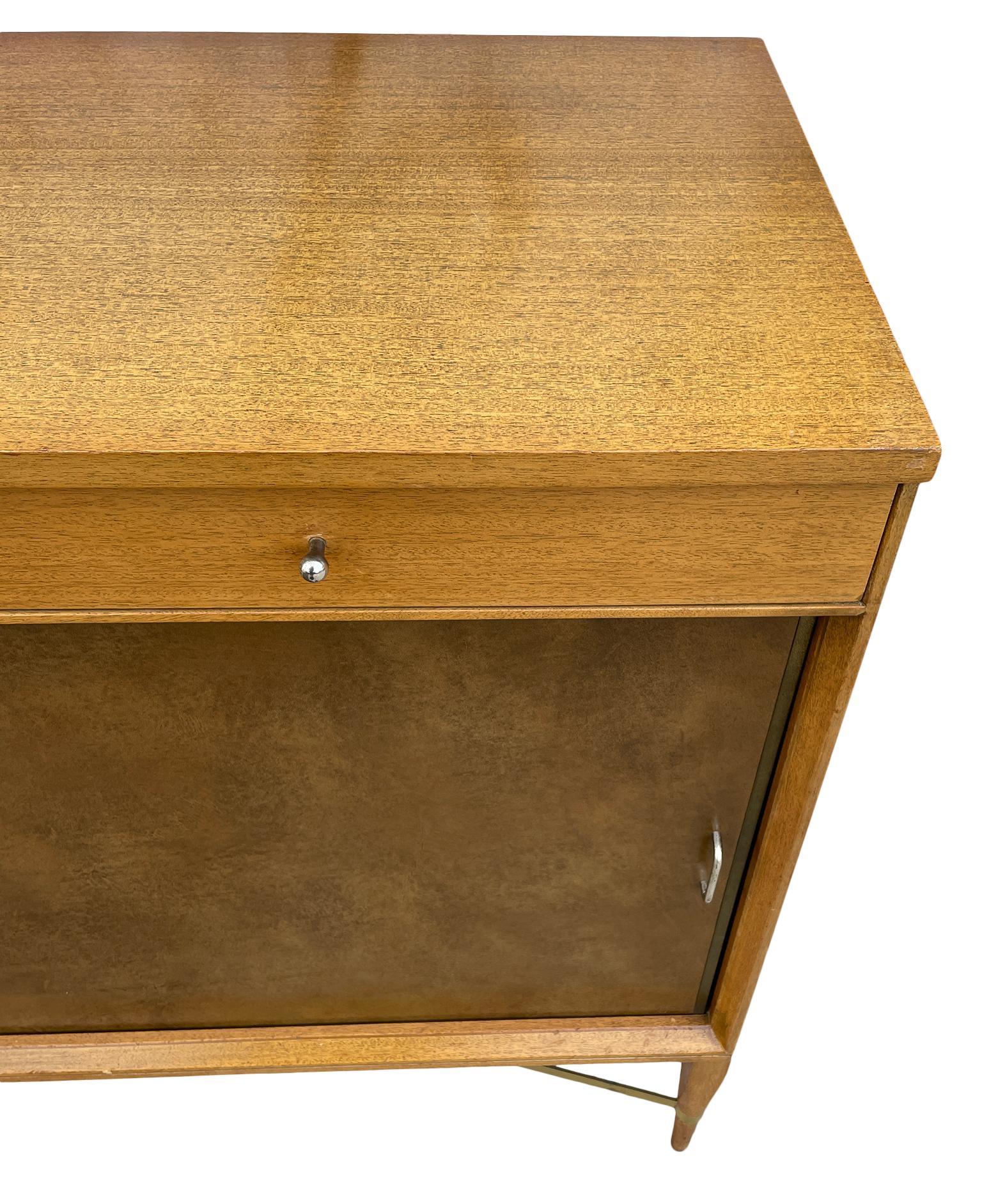 Mid-Century Modern Paul McCobb Leder-Anrichte mit Schiebetüren aus der Mitte des Jahrhunderts für Calvin Group (Holzarbeit) im Angebot
