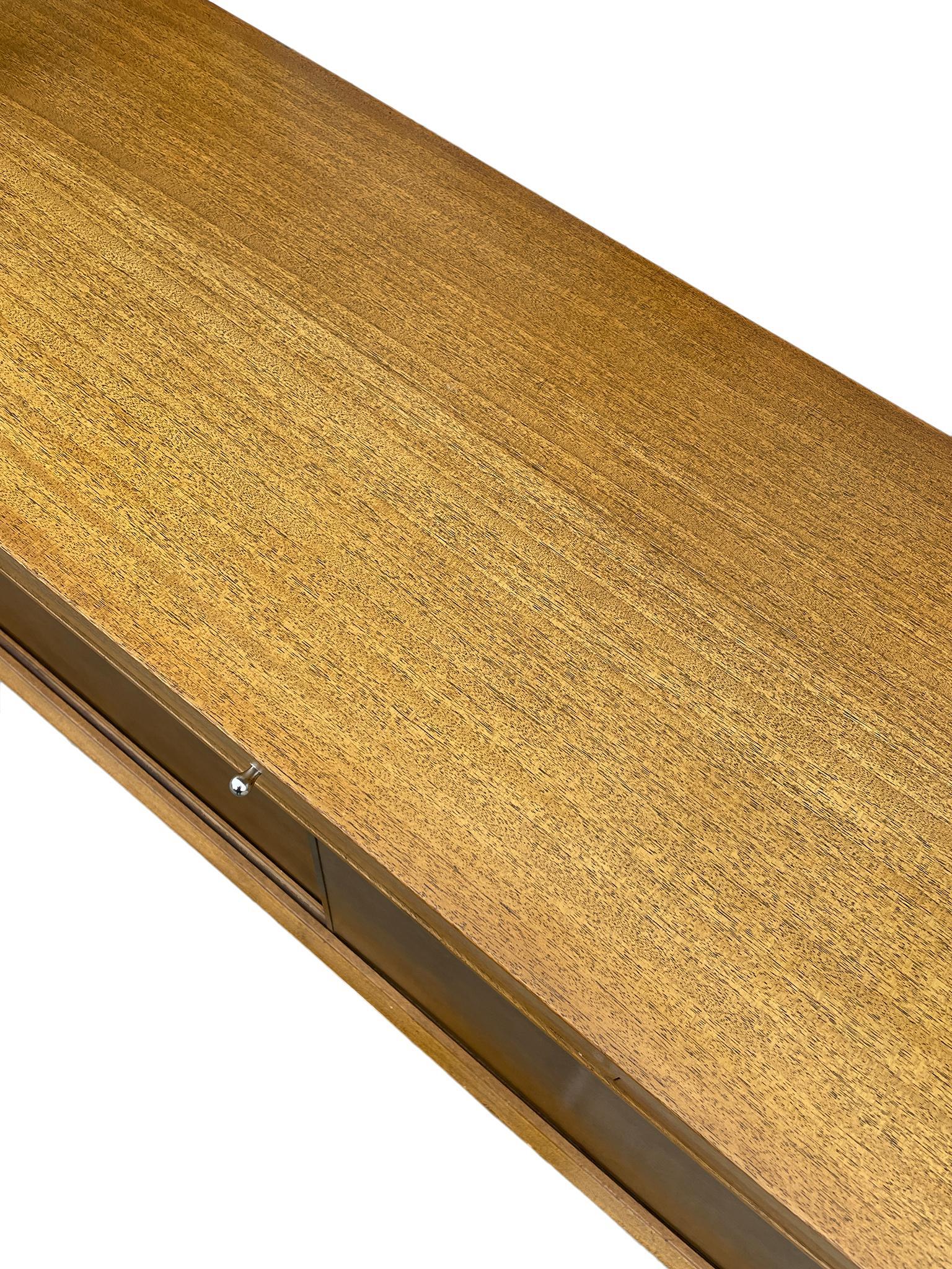 Mid-Century Modern Paul McCobb Leder-Anrichte mit Schiebetüren aus der Mitte des Jahrhunderts für Calvin Group (Mitte des 20. Jahrhunderts) im Angebot