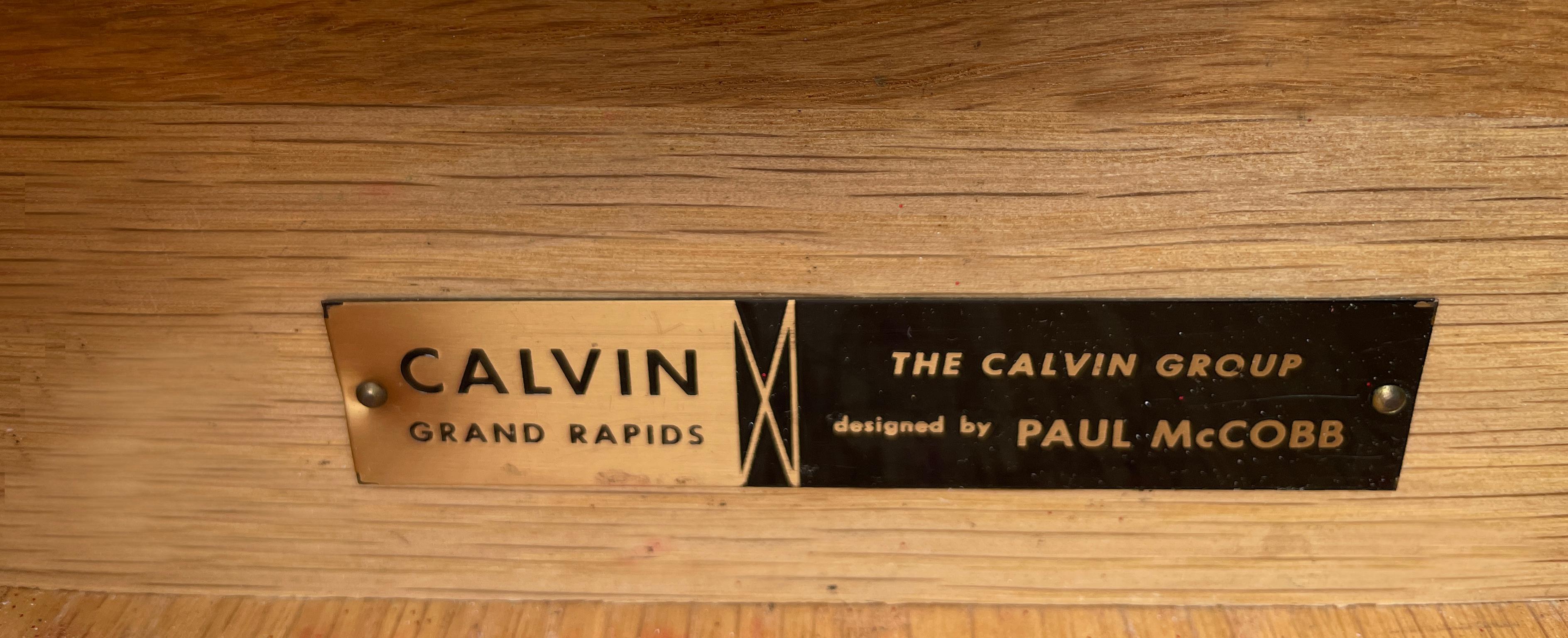 Mid-Century Modern Paul McCobb Leder-Anrichte mit Schiebetüren aus der Mitte des Jahrhunderts für Calvin Group (Messing) im Angebot