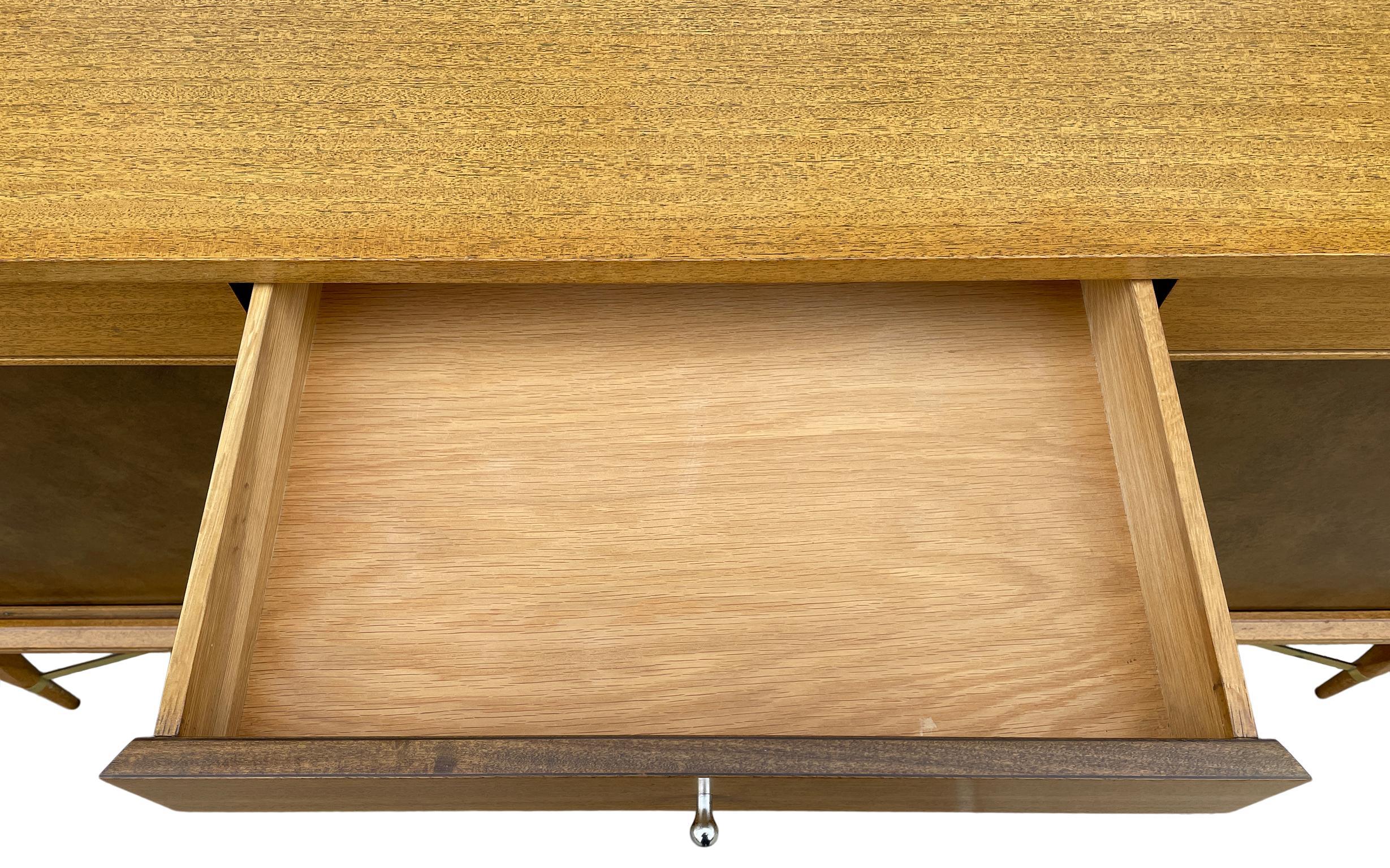Mid-Century Modern Paul McCobb Leder-Anrichte mit Schiebetüren aus der Mitte des Jahrhunderts für Calvin Group im Angebot 1