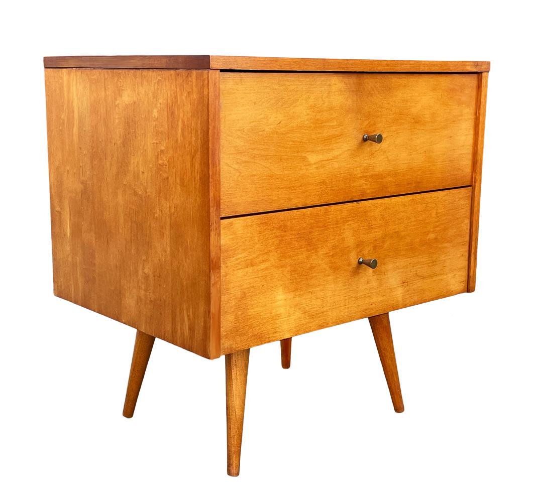 Un design classique d'un designer américain emblématique, Paul McCobb. Ce meuble comporte 2 tiroirs profonds, des poignées en laiton à patine chaude et est construit en érable massif.