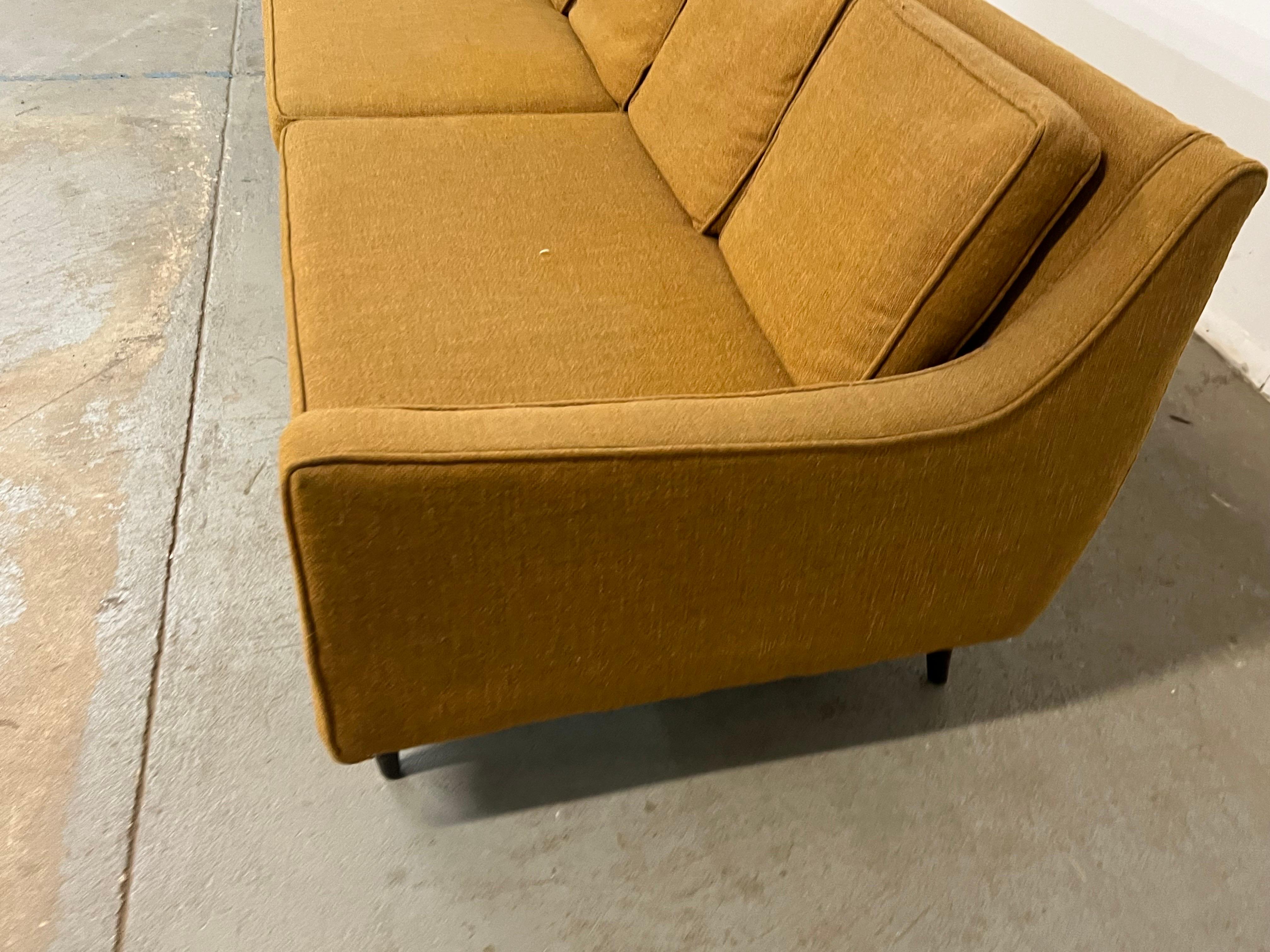 Mid-Century Modern Paul McCobb Stil 4sitzer-Sofa auf Bleistiftbeinen, Mid-Century Modern (Stoff) im Angebot