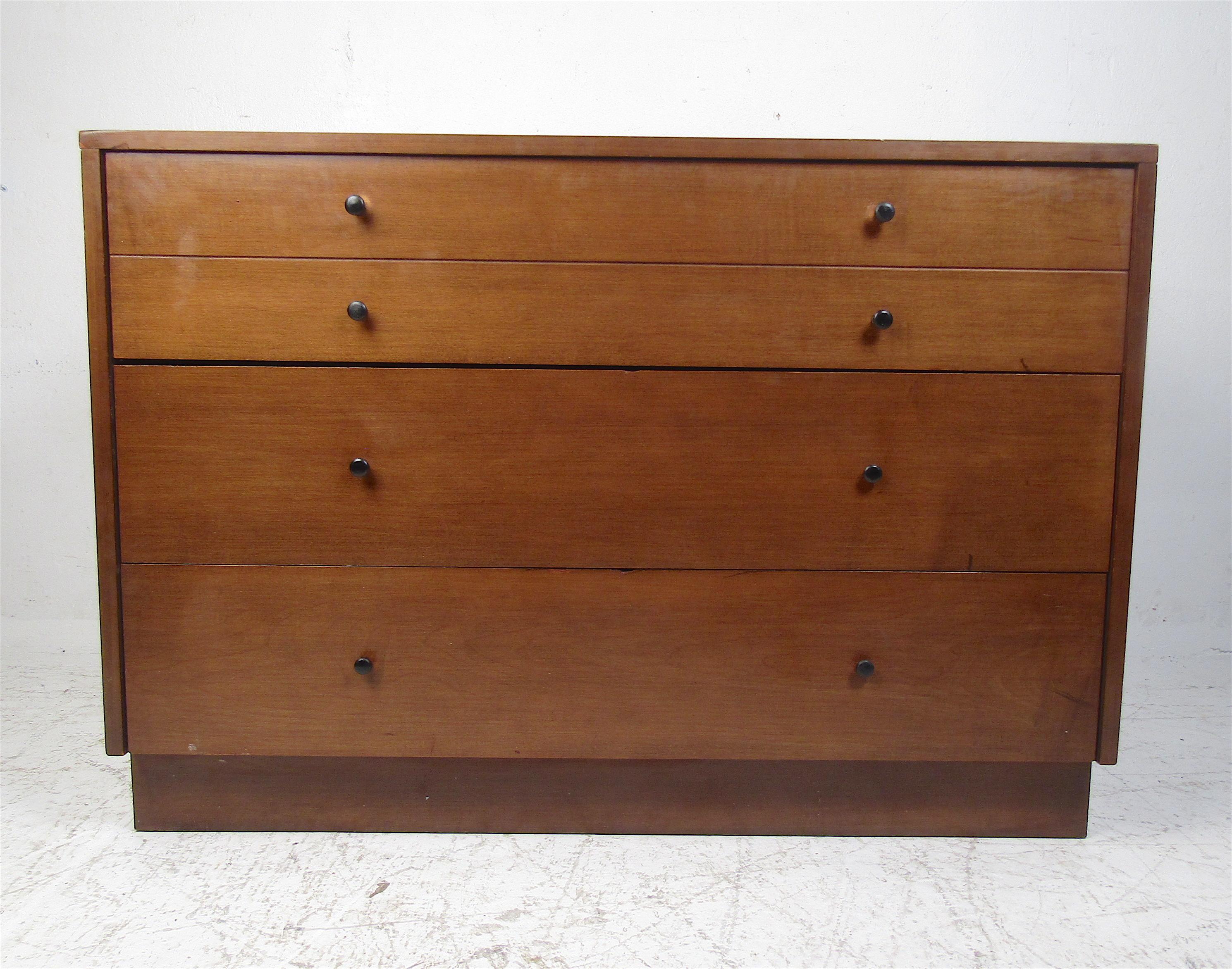 Mid-Century Modern Paul McCobb Style Chest In Good Condition In Brooklyn, NY