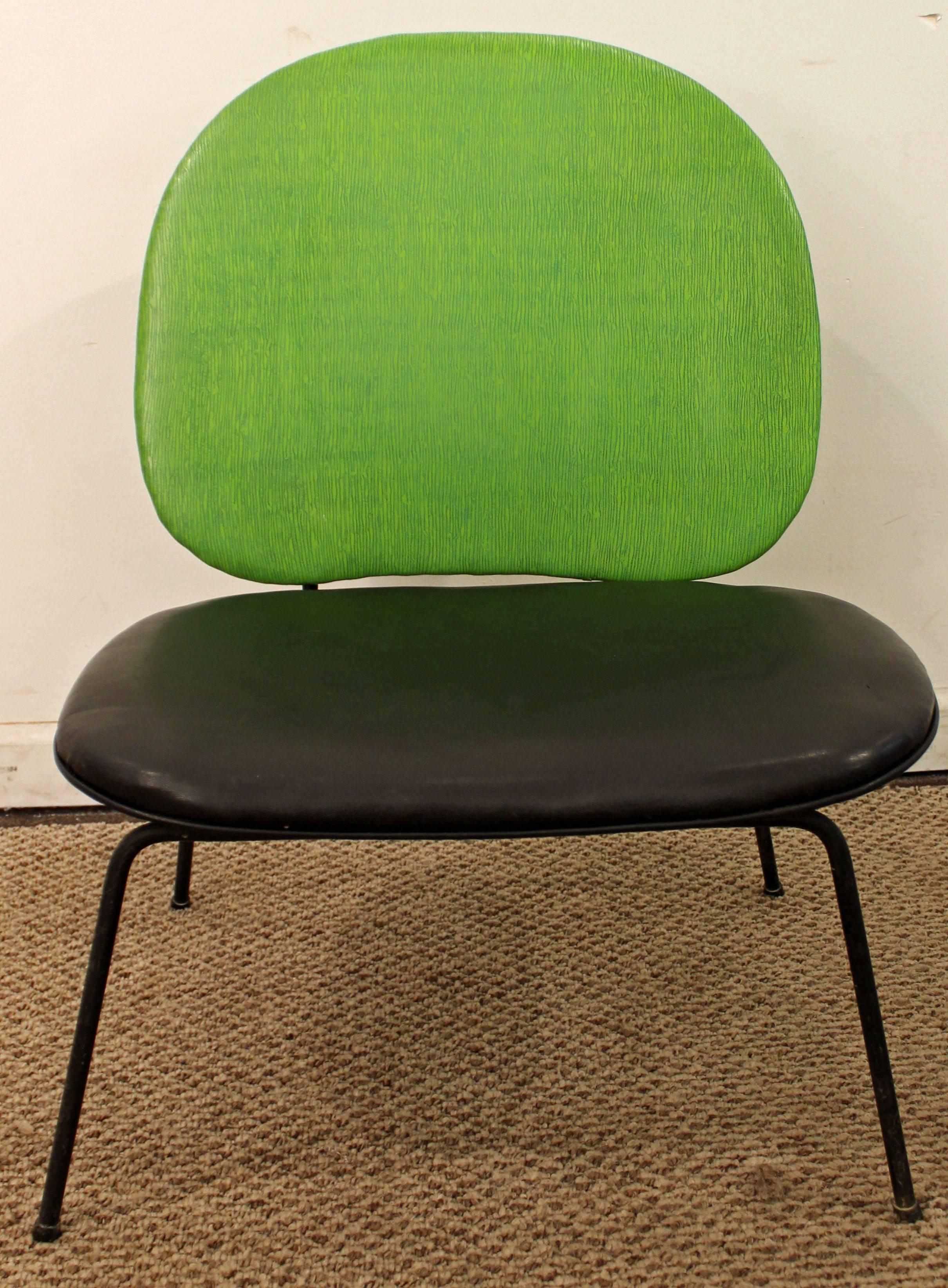Offered is an great find: a mid-century modern chair, similar to the style of Paul McCobb. It has wire legs and vinyl upholstery. It is in good condition, but shows some age wear (missing one plug on seat back, wear on wire legs, slight tear and