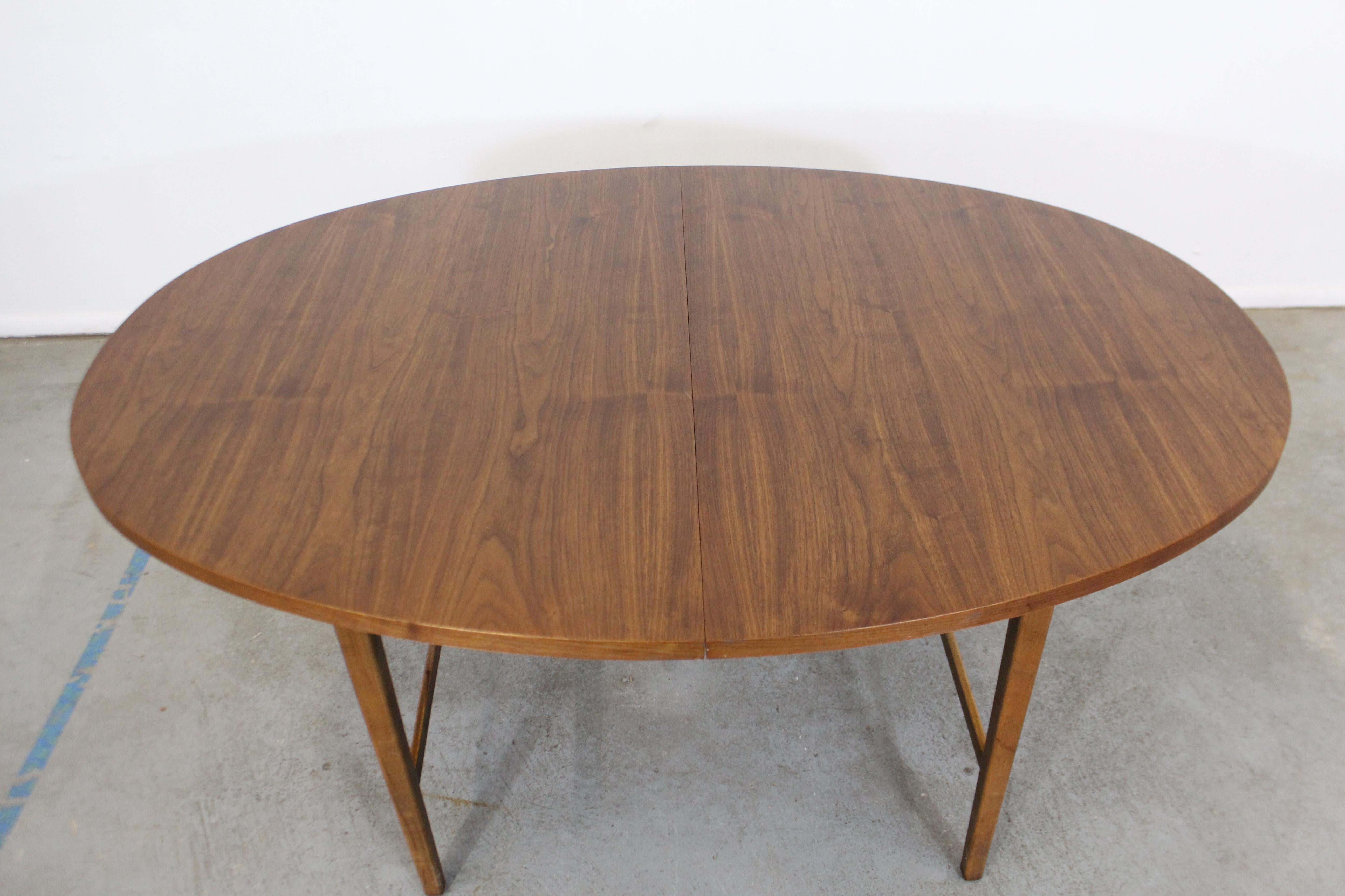 Mid-Century Modern Paul McCobb Style Walnut Extendable Dining Table In Good Condition In Wilmington, DE