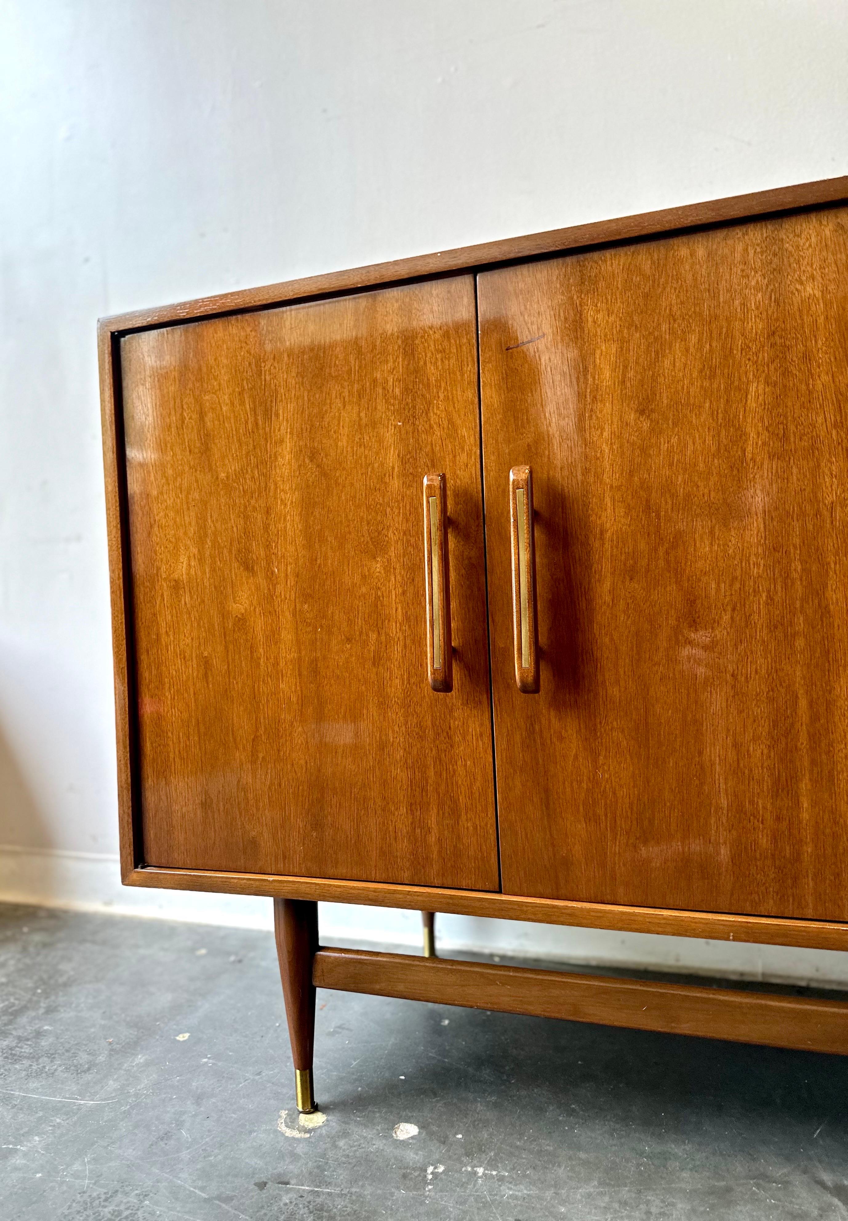 Cómoda larga de nogal estilo Paul McCobb Mid Century Modern By Genova Furniture en venta 5