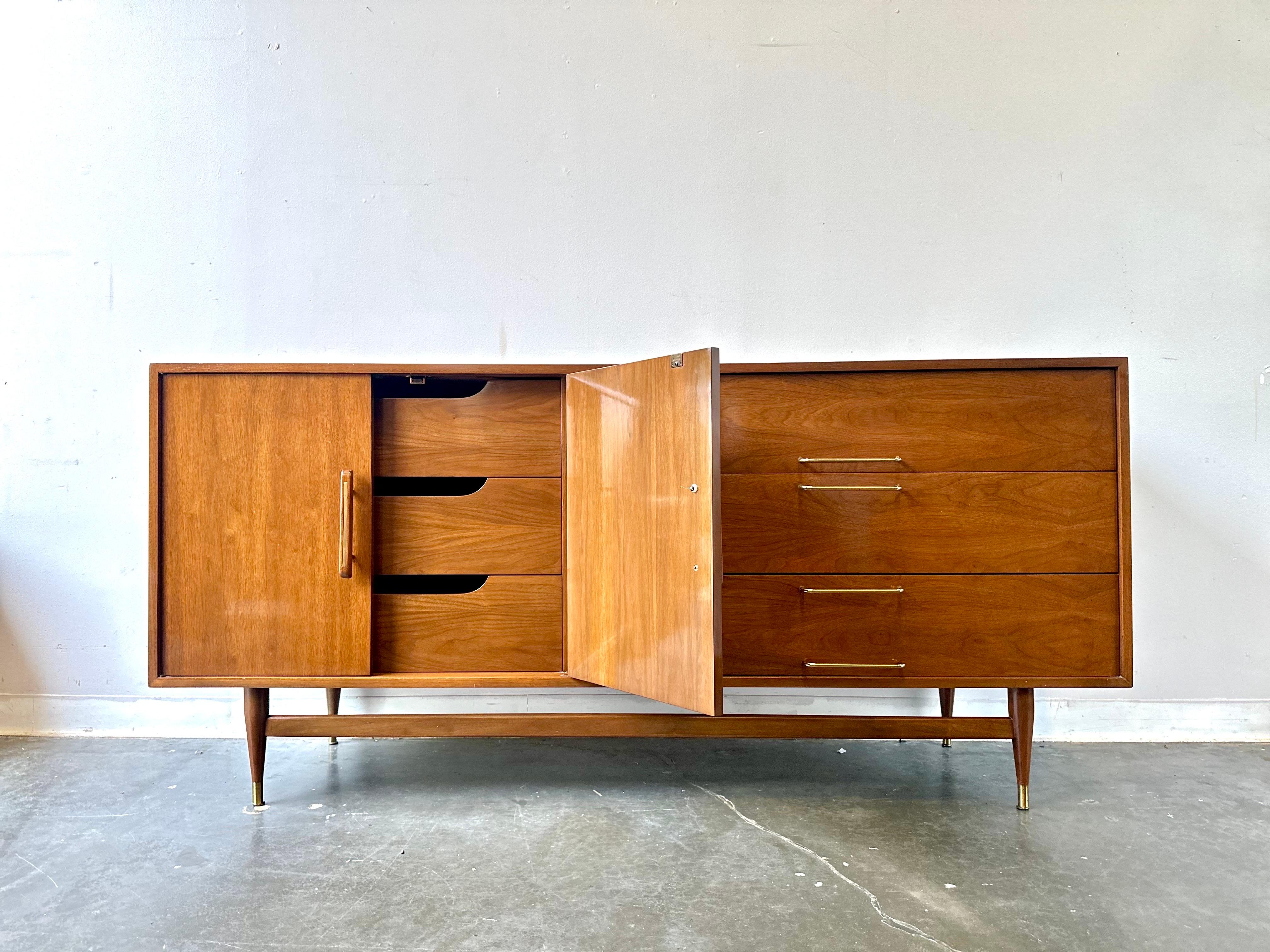 Cómoda larga vintage 1960 de nogal y latón estilo Paul McCobb

Precioso conjunto que está en muy buen estado con algún pequeño desgaste.

Las dimensiones son 72 