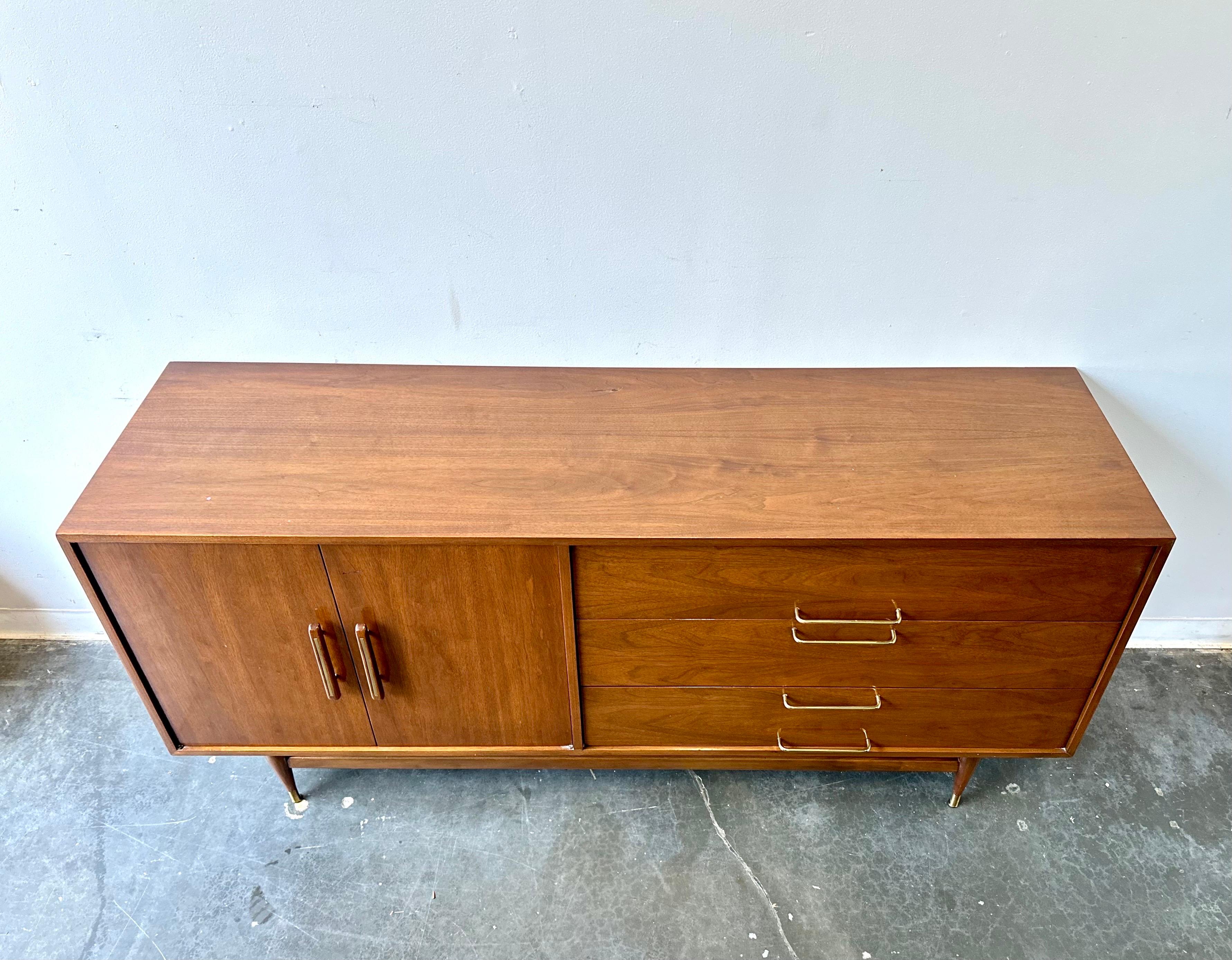 Cómoda larga de nogal estilo Paul McCobb Mid Century Modern By Genova Furniture en Bueno estado para la venta en Sayreville, NJ