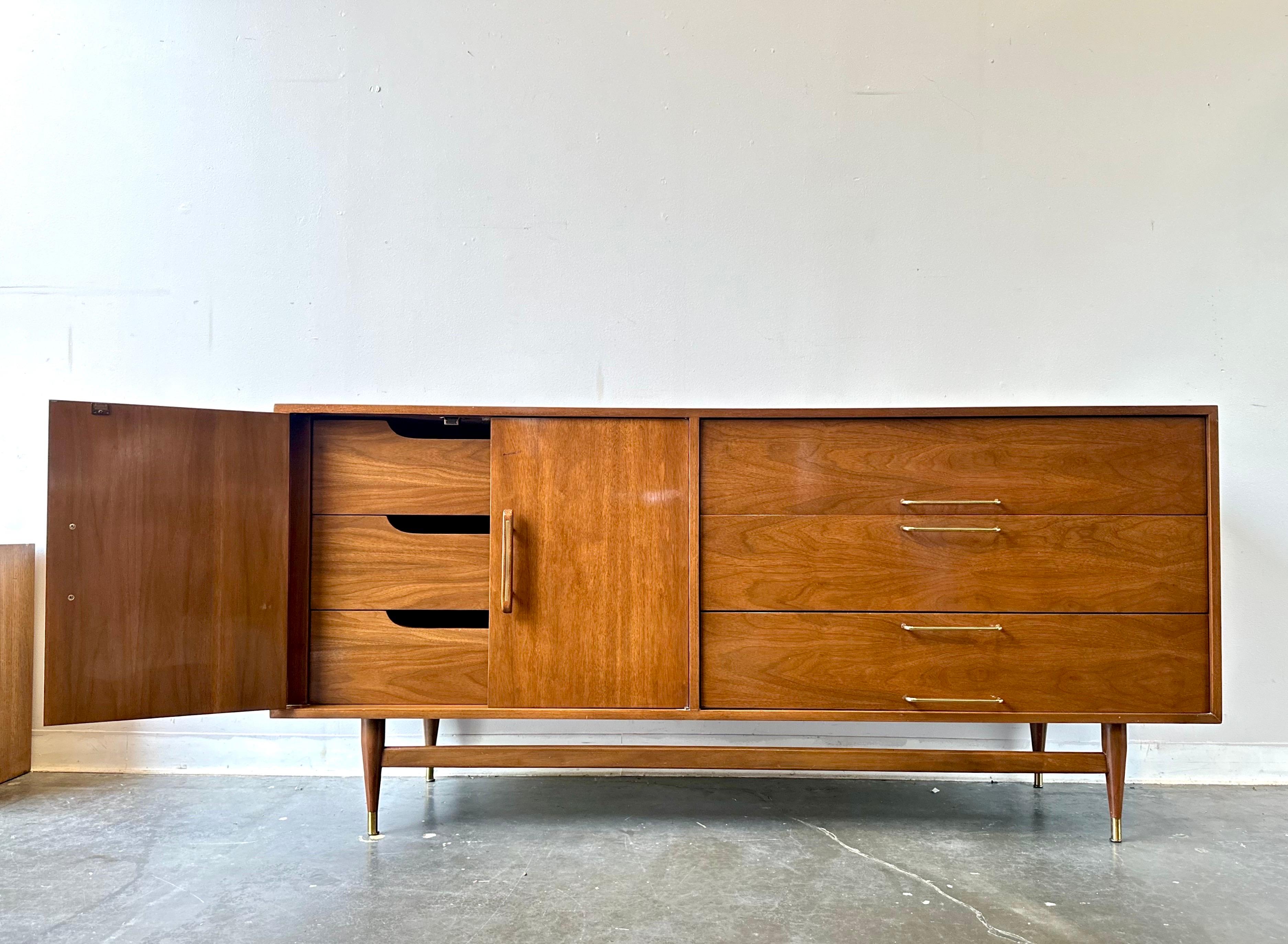 Cómoda larga de nogal estilo Paul McCobb Mid Century Modern By Genova Furniture mediados del siglo XX en venta
