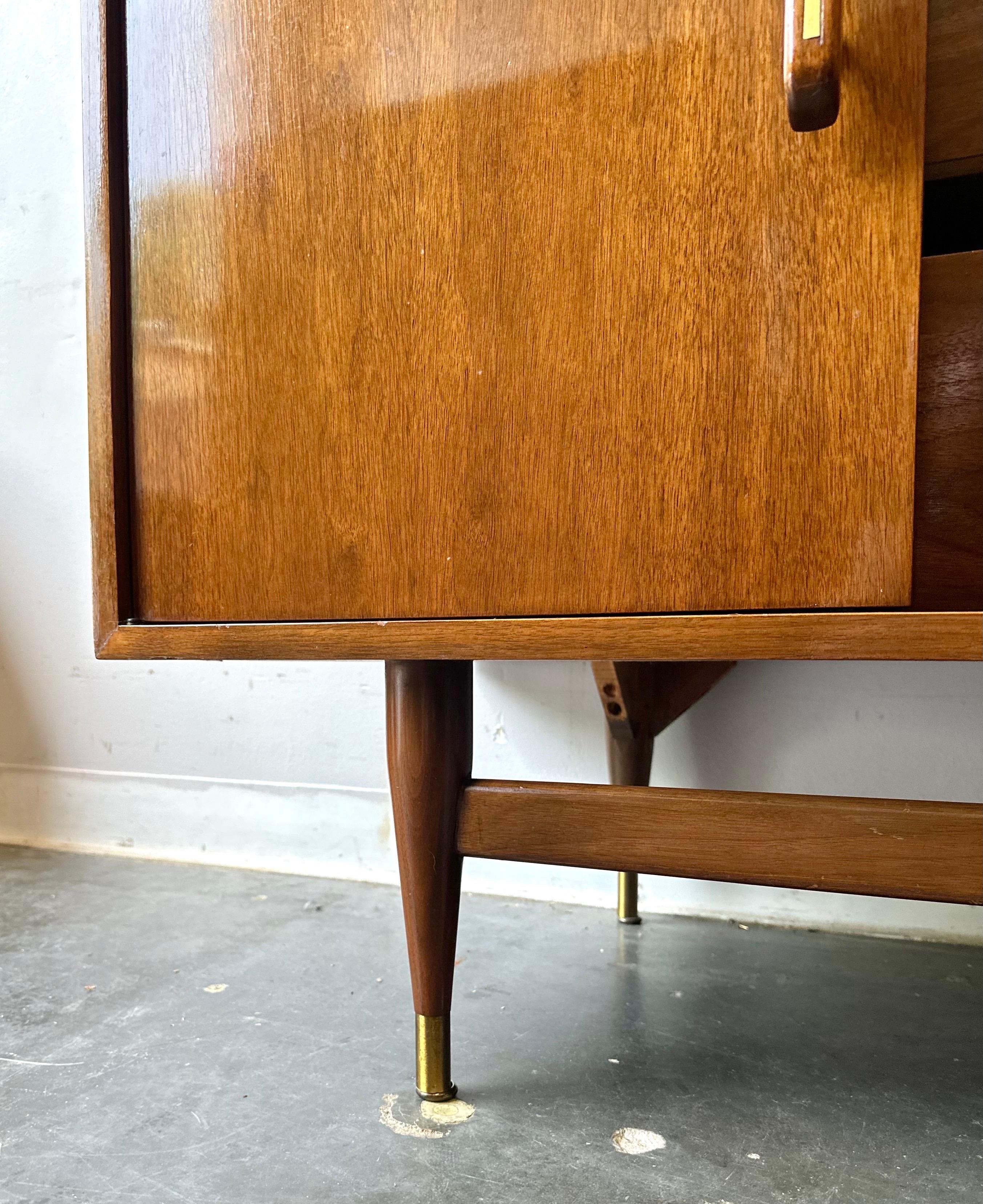Cómoda larga de nogal estilo Paul McCobb Mid Century Modern By Genova Furniture Latón en venta