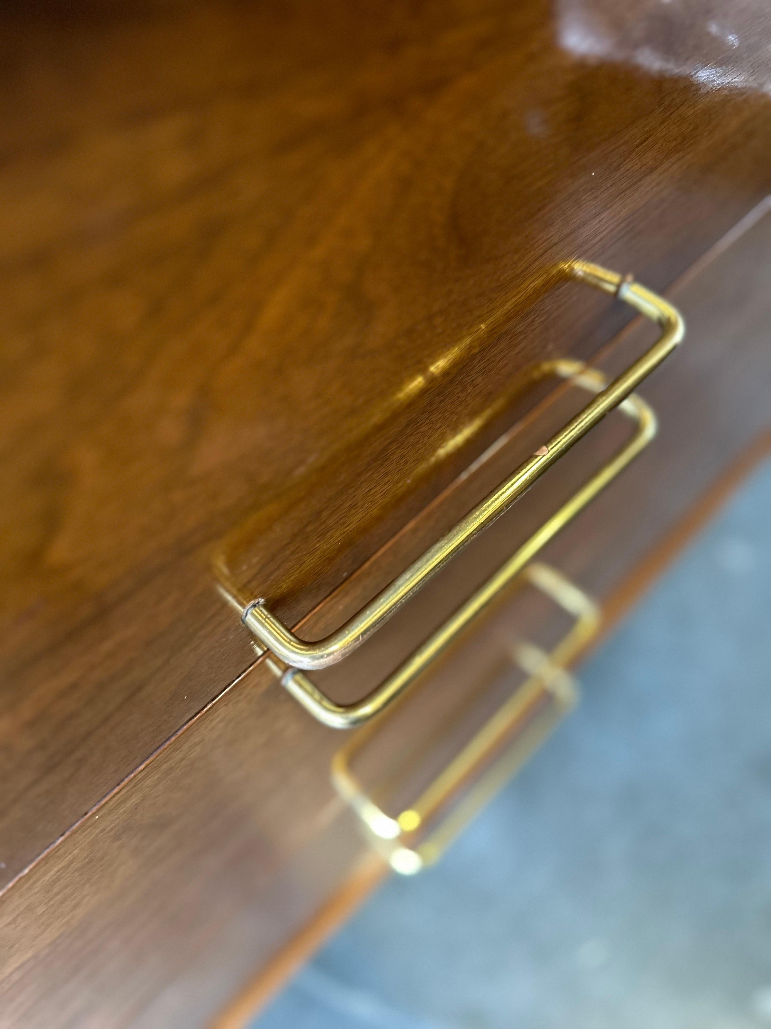 Cómoda larga de nogal estilo Paul McCobb Mid Century Modern By Genova Furniture en venta 1