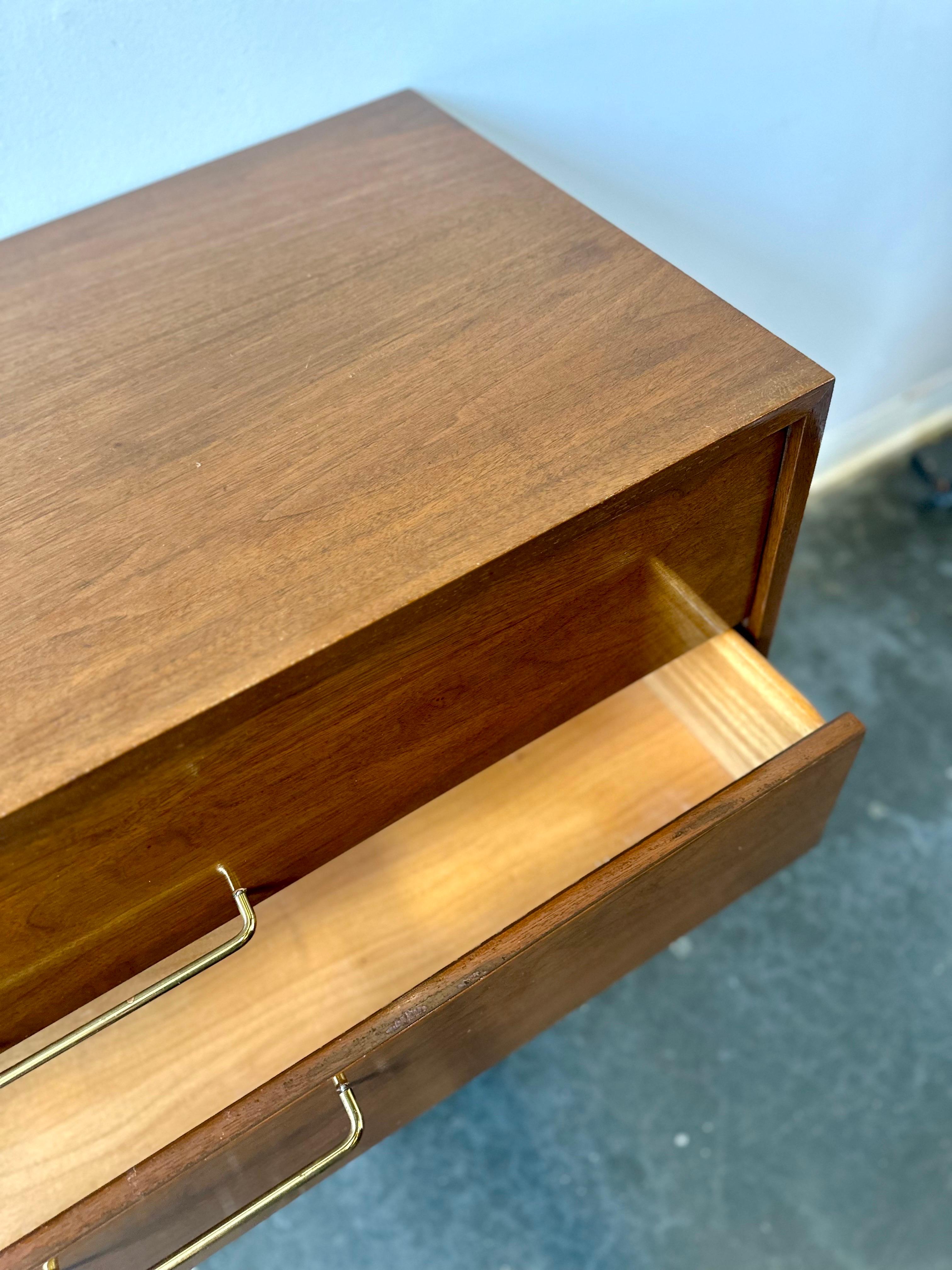 Cómoda larga de nogal estilo Paul McCobb Mid Century Modern By Genova Furniture en venta 2