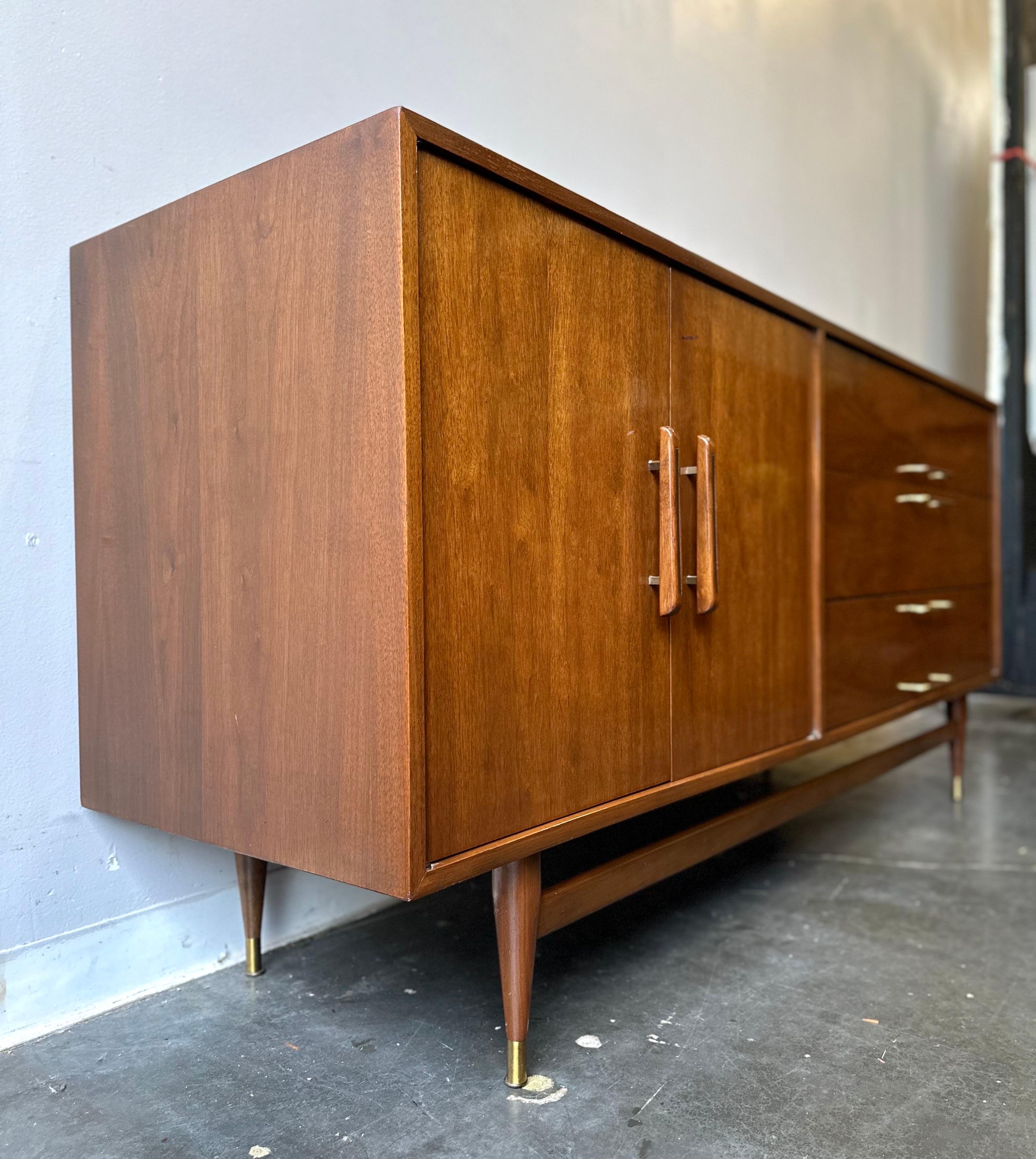 Cómoda larga de nogal estilo Paul McCobb Mid Century Modern By Genova Furniture en venta 3