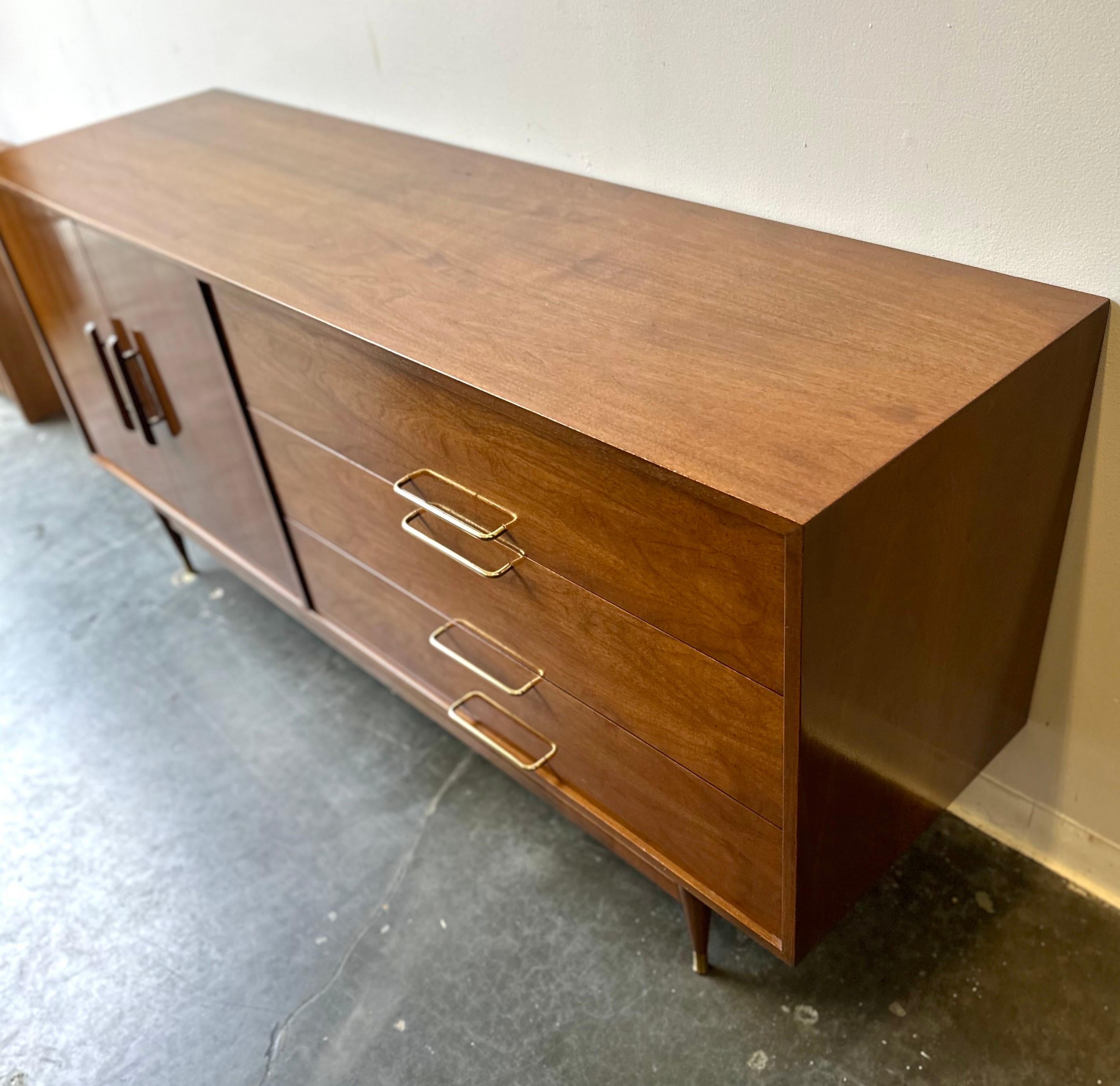 Cómoda larga de nogal estilo Paul McCobb Mid Century Modern By Genova Furniture en venta 4