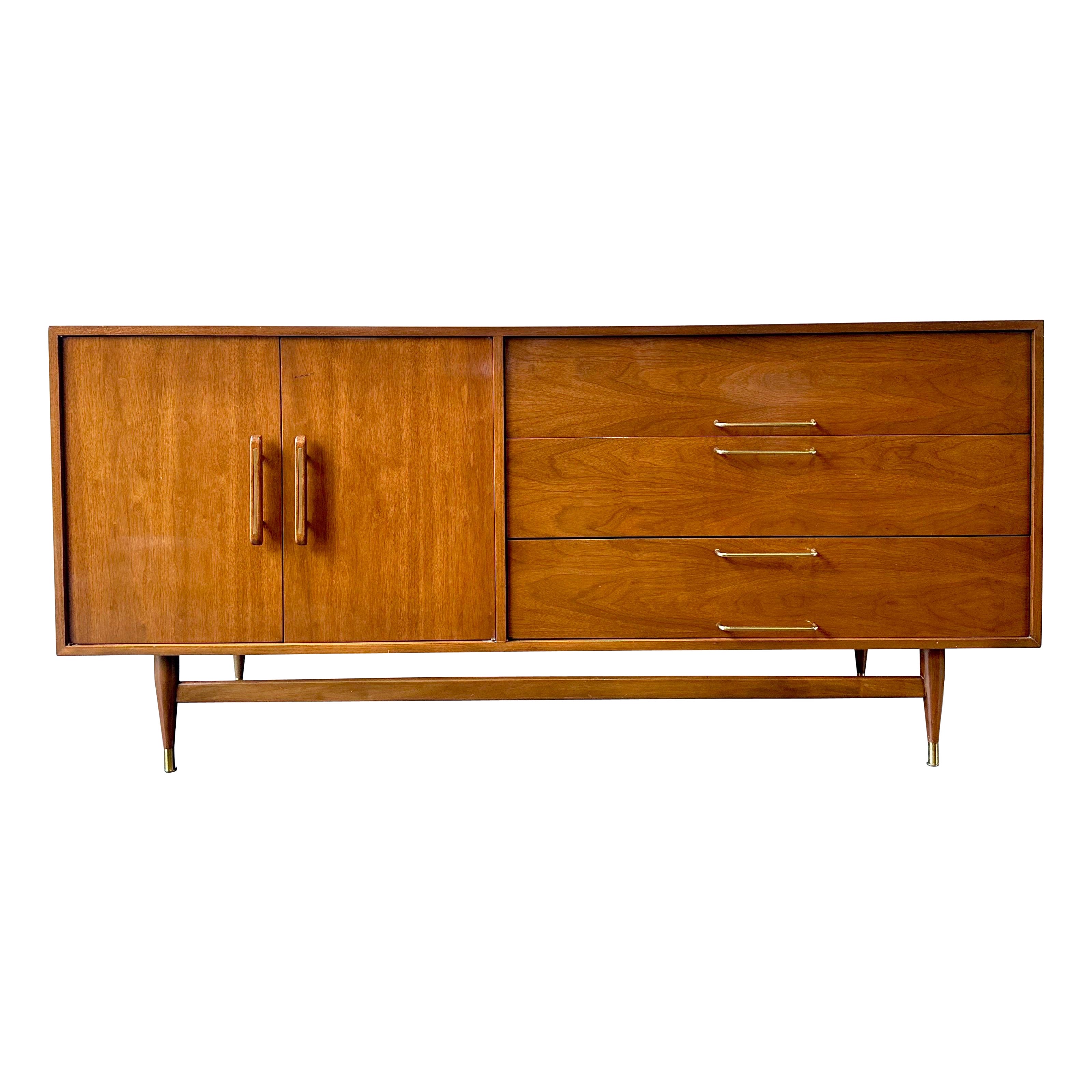 Cómoda larga de nogal estilo Paul McCobb Mid Century Modern By Genova Furniture en venta