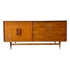 Commode longue en noyer de style Paul McCobb Mid Century Modern By Genova Furniture