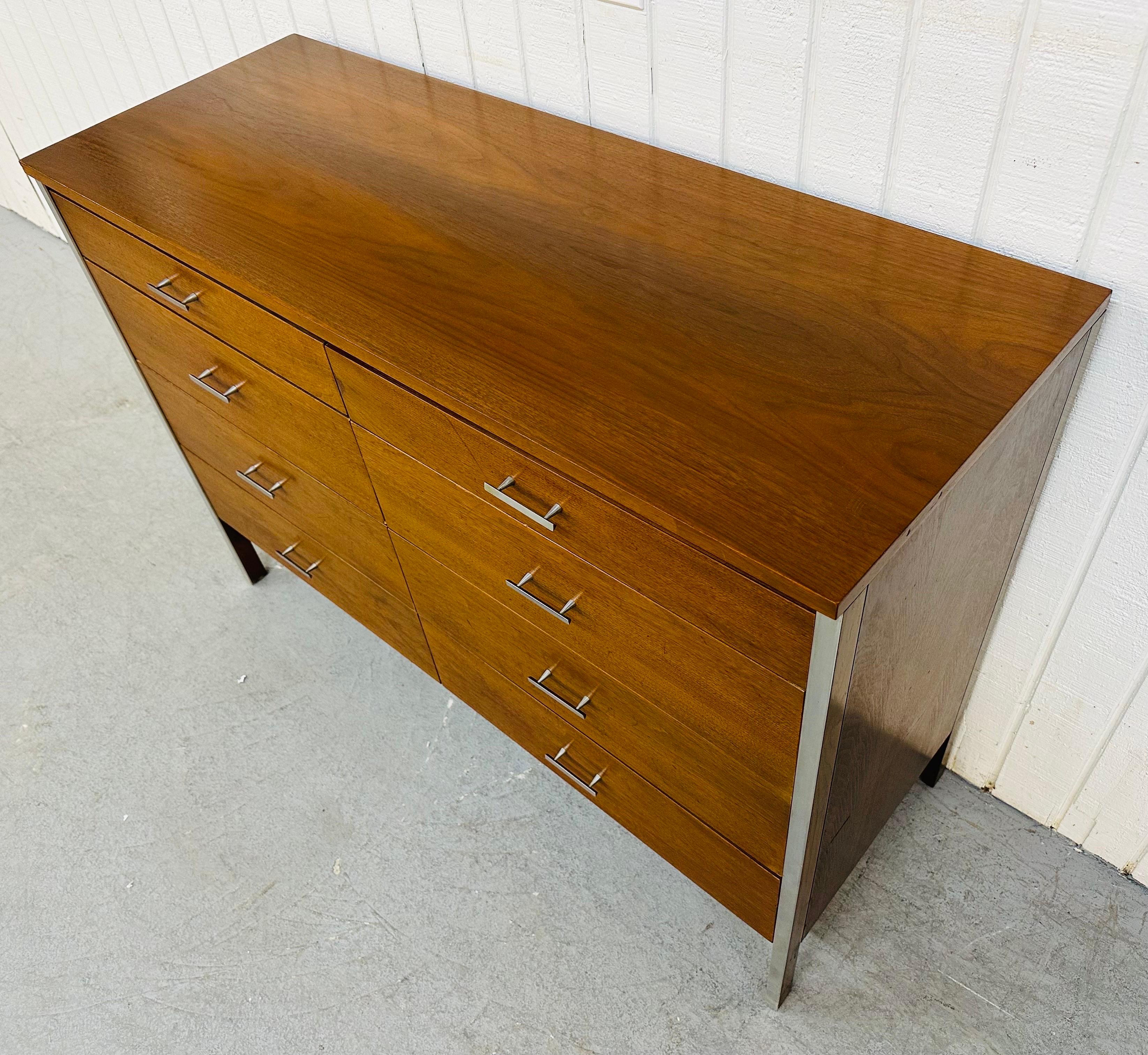 Mid-Century Modern Paul McCobb Walnut 8-Drawer Dresser In Good Condition For Sale In Clarksboro, NJ