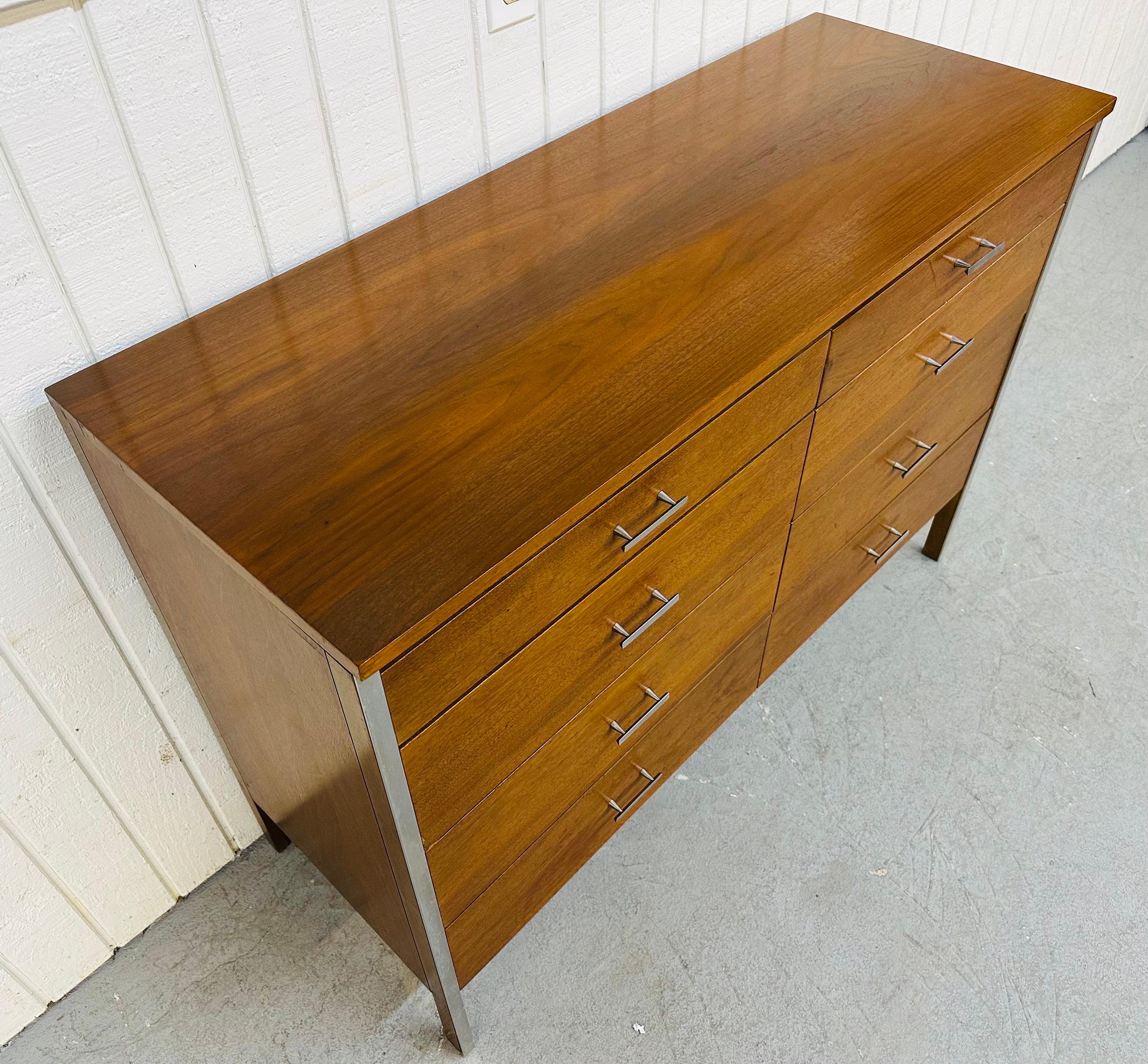 20th Century Mid-Century Modern Paul McCobb Walnut 8-Drawer Dresser For Sale