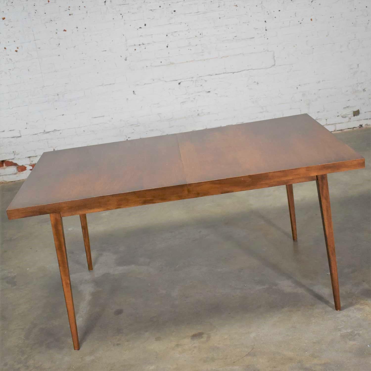 Handsome Mid-Century Modern extension dining table #1528 with two leaves for the Planer Group designed by Paul McCobb for Winchendon. It is in wonderful original vintage condition. That does not mean it is without age appropriate signs of wear;