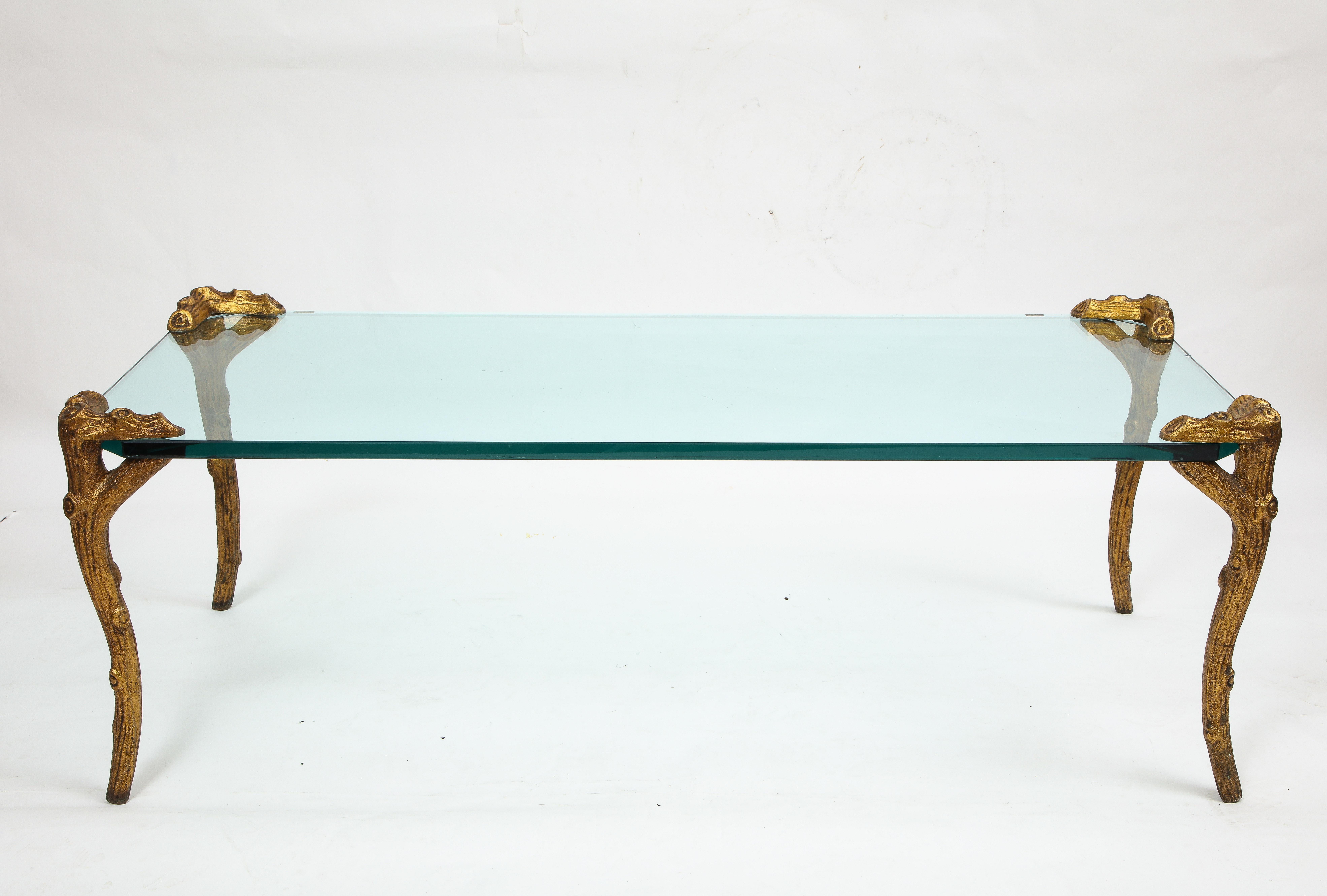Ein fabelhaftes modernes P.E. aus der Jahrhundertmitte Guerin Faux bois vergoldete Bronze Couchtisch/Mitteltisch mit Bahre. Die Platte ist eine rechteckige Glasplatte mit vier vergoldeten Bronzebeinen in Form von Holz.
Maße: 17