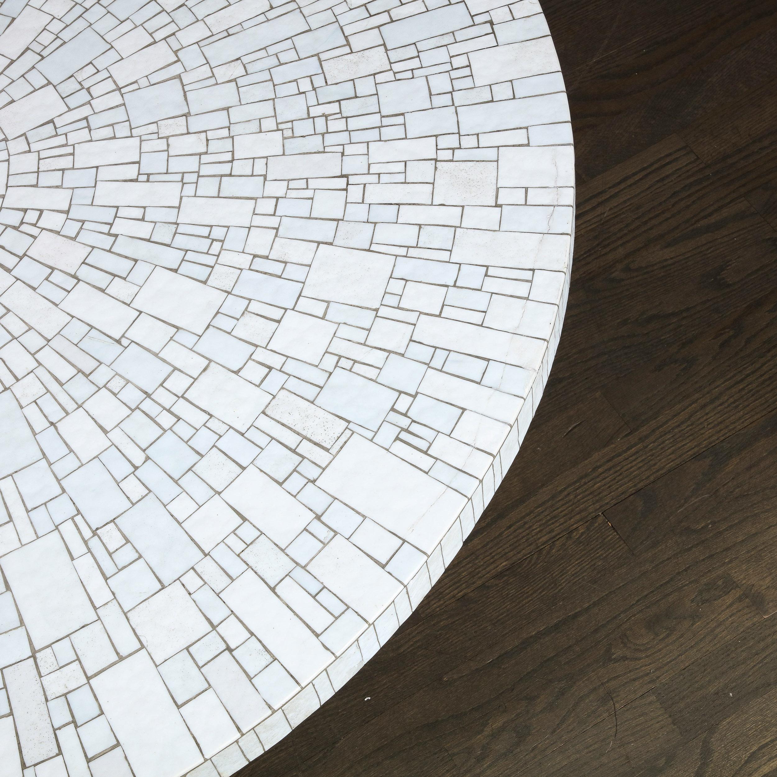 Table de cocktail moderne du milieu du siècle en mosaïque de carreaux blancs perlés et base dorée ancienne en vente 10